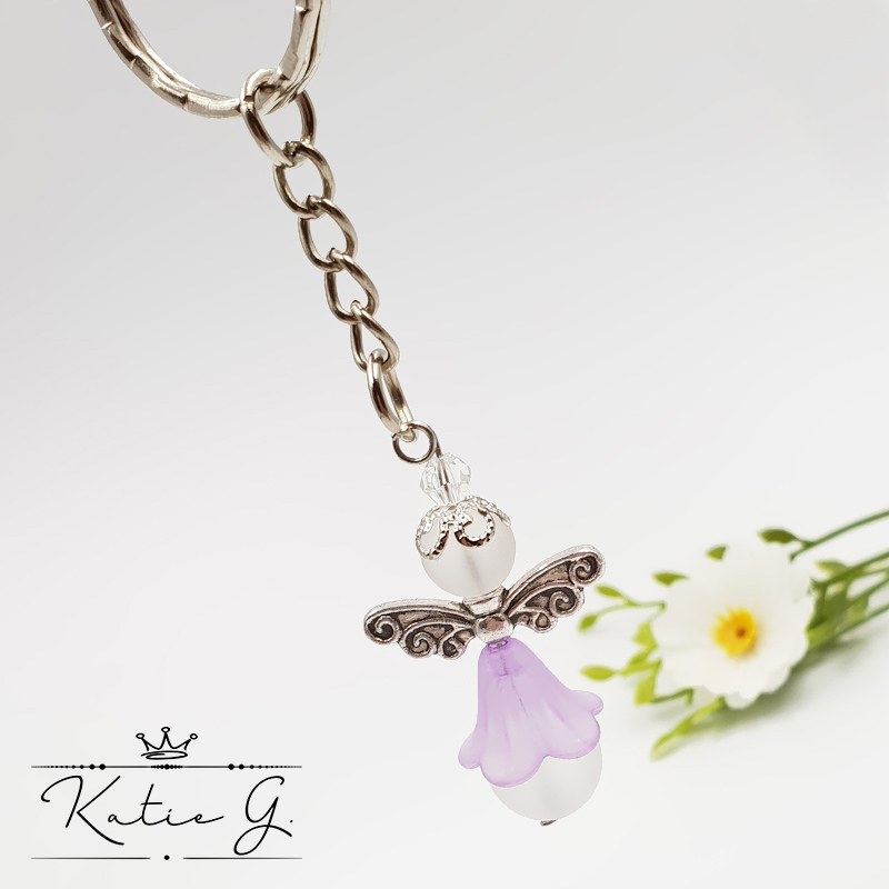 Angyalka kulcstartó - lila akril és fehér matt hegyikristály gyöngyből