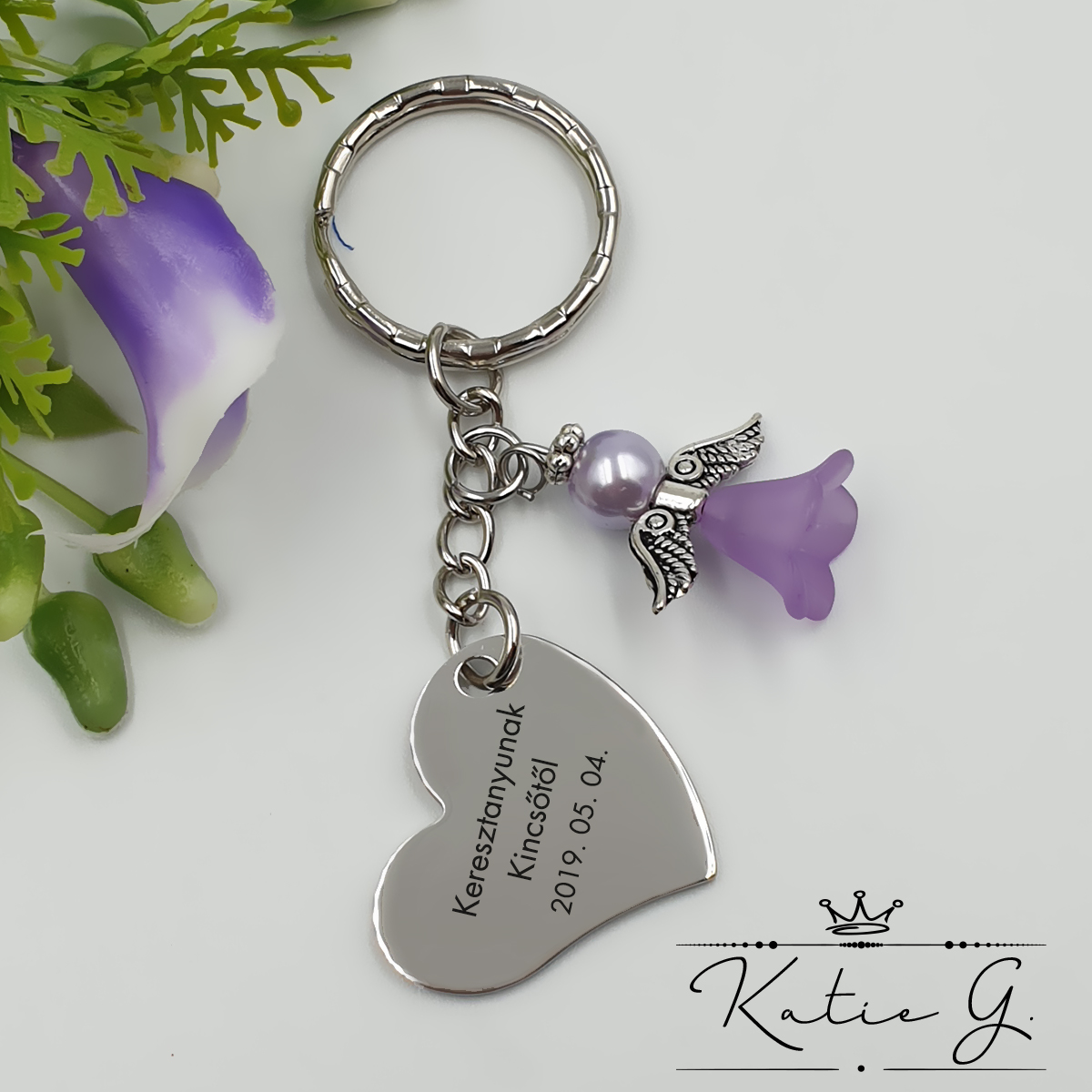 Kulcstartó lila akril angyalkával egyedi felirattal