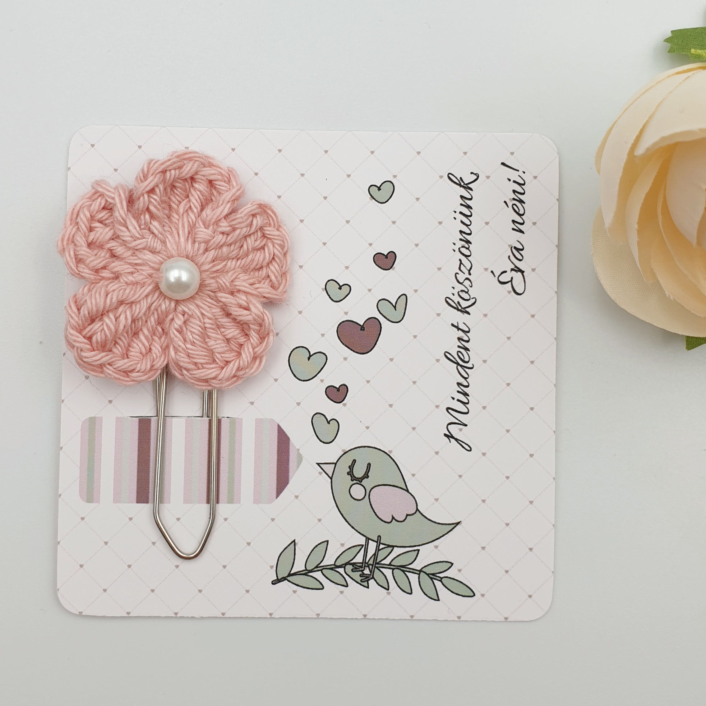 Horgolt virágos könyvjelző óriás gémkapoccsal, egyedi ajándékkártyán - rózsaszín