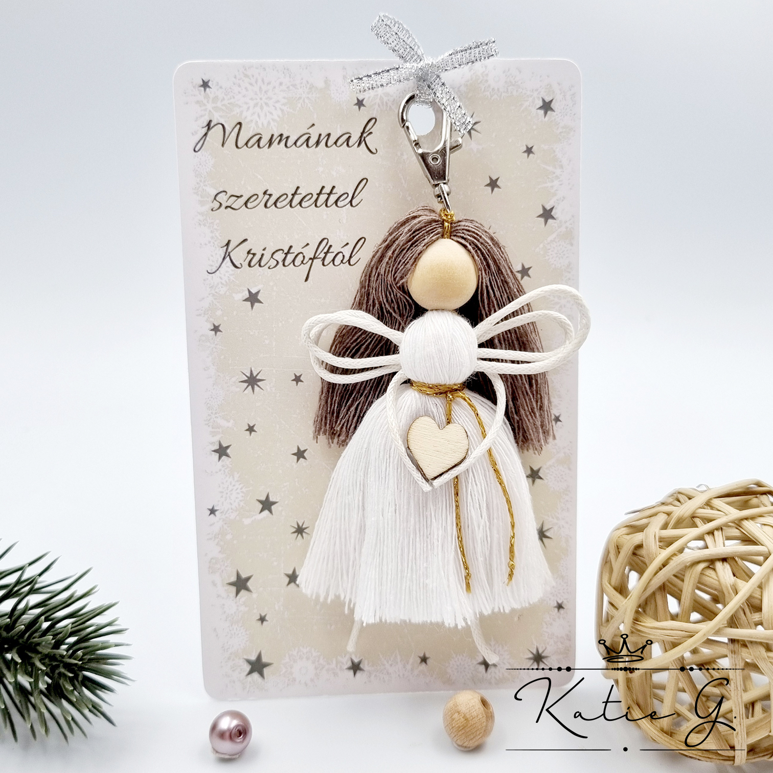 Makramé angyalka, kulcstartó karácsonyi ajándékkártyán 