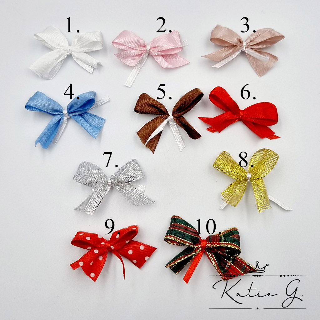 Szürke horgolt karácsonyfadísz gravírozott névvel, egyszerű szegéllyel