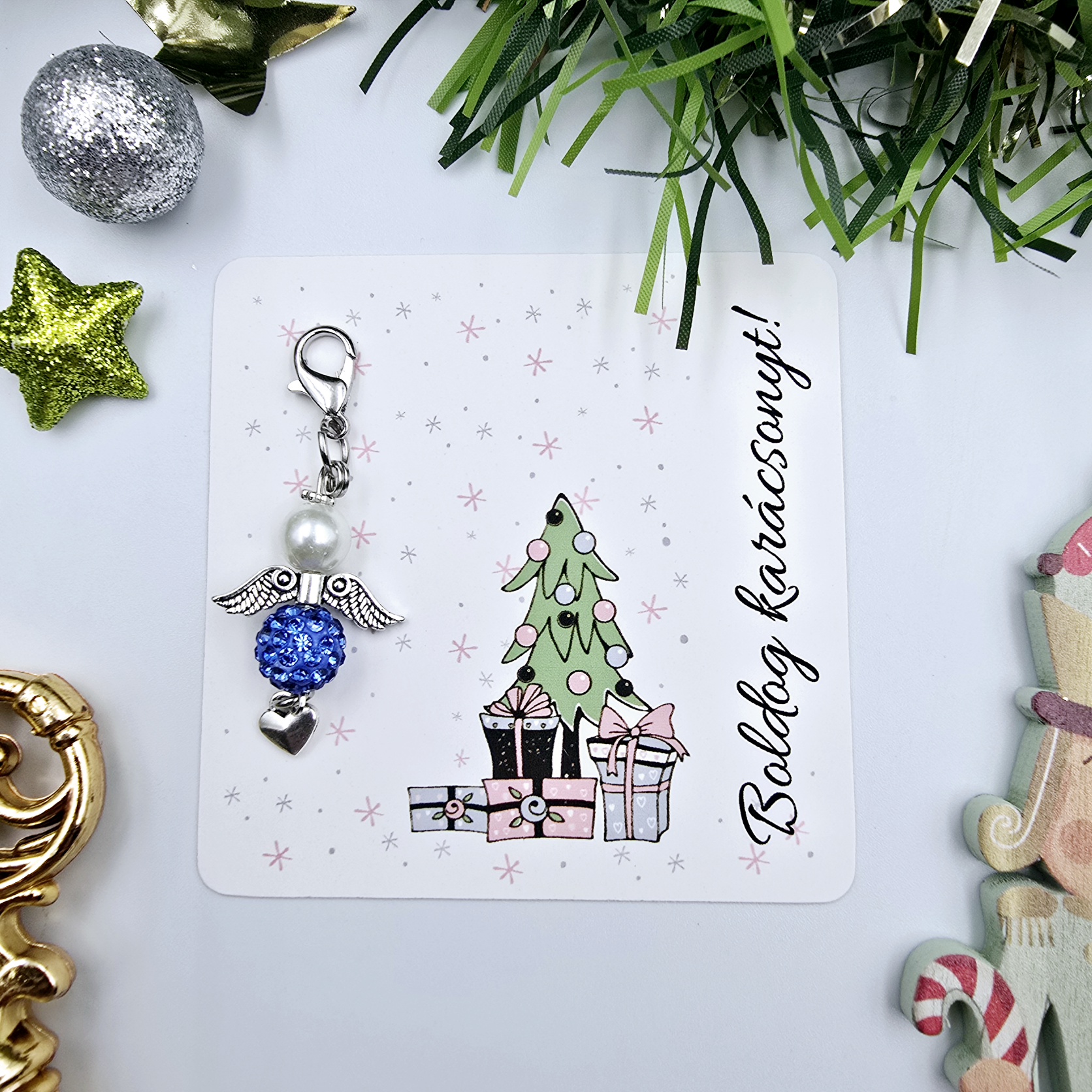 Csillogó türkizkék karabineres angyalka ajándékkártyával