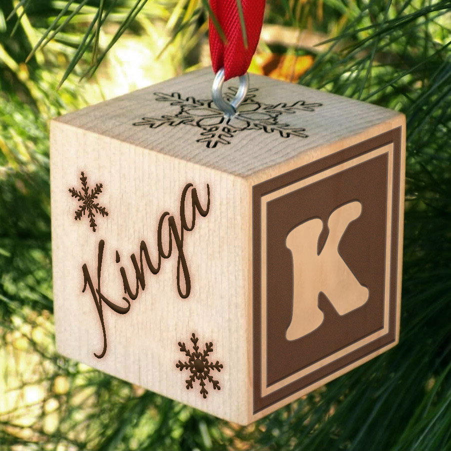 Gravírozott fa karácsonyfadísz egyedi névvel - kocka