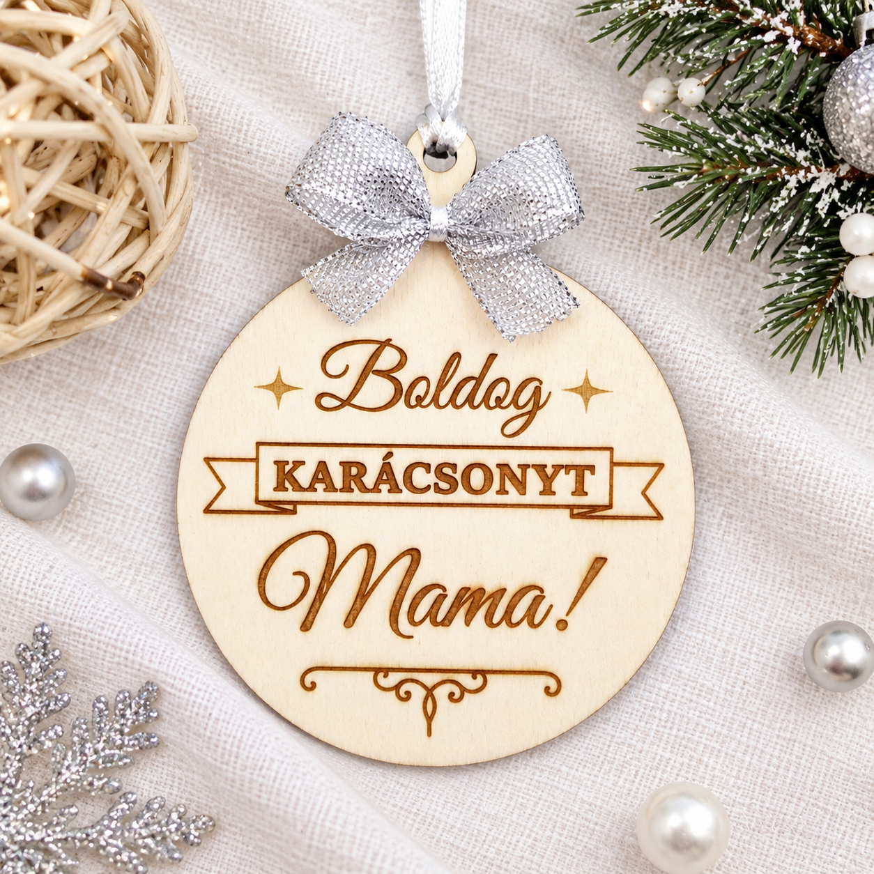 Gravírozott fa karácsonyfadísz egyedi névvel - karácsonyi díszítő motívumokkal