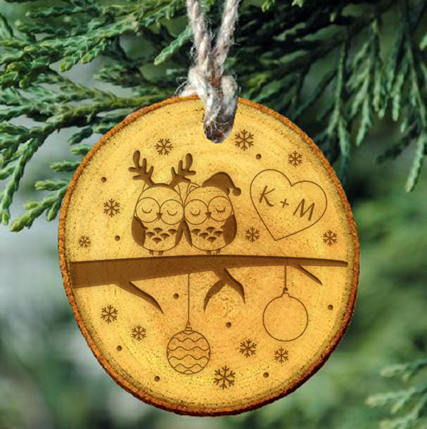 Gravírozott természetes fakorong karácsonyfadísz egyedi monogramokkal - baglyos