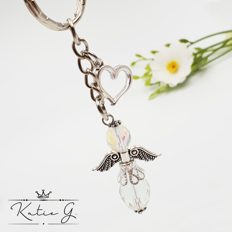 Angyalka kulcstartó - áttetsző csillogó csiszolt üveggyöngyből, szív charmmal