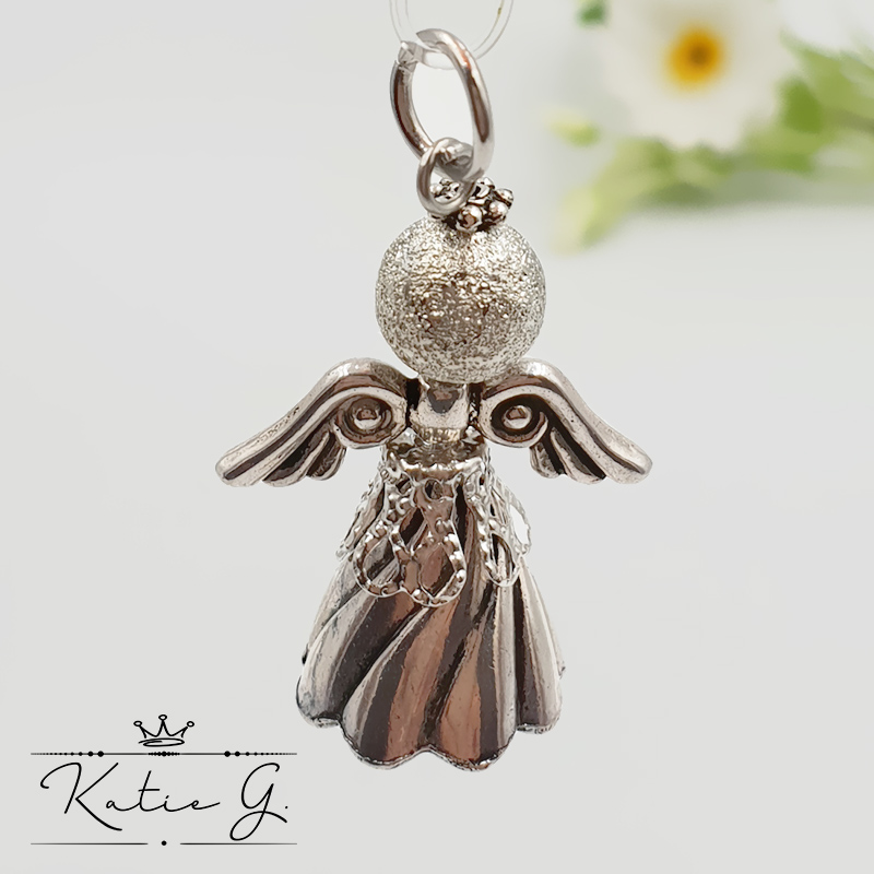 Angyalka charm - ezüst színű fém szoknyával és teklagyöngyből