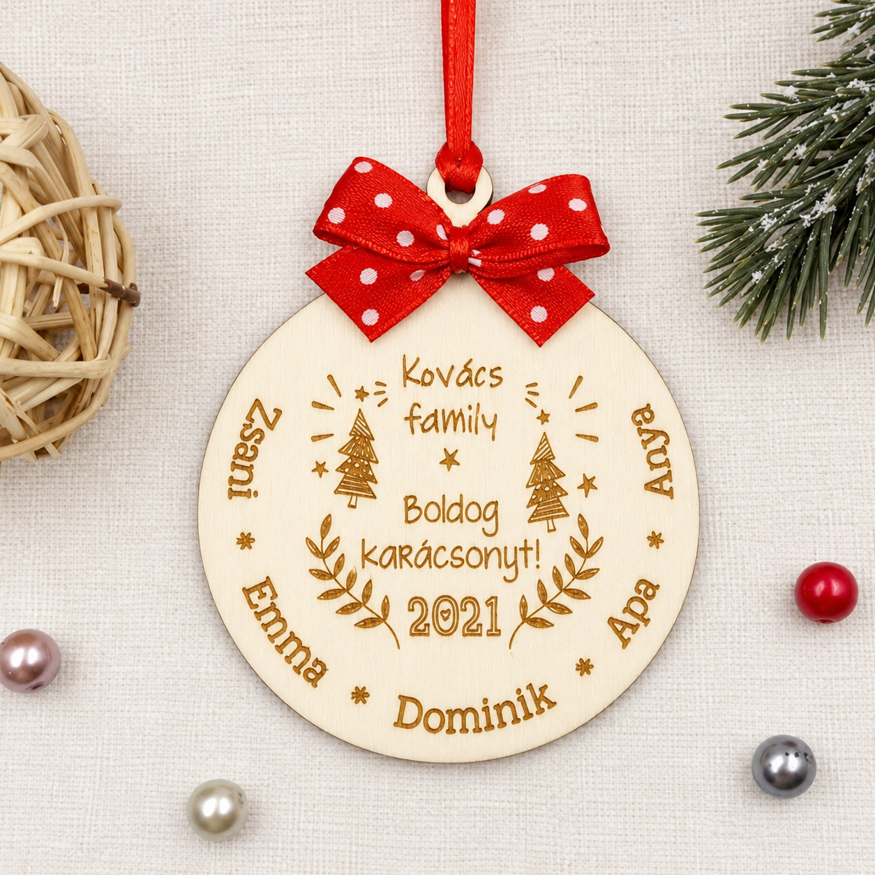 Gravírozott fa karácsonyfadísz egyedi nevekkel, családnévvel - family