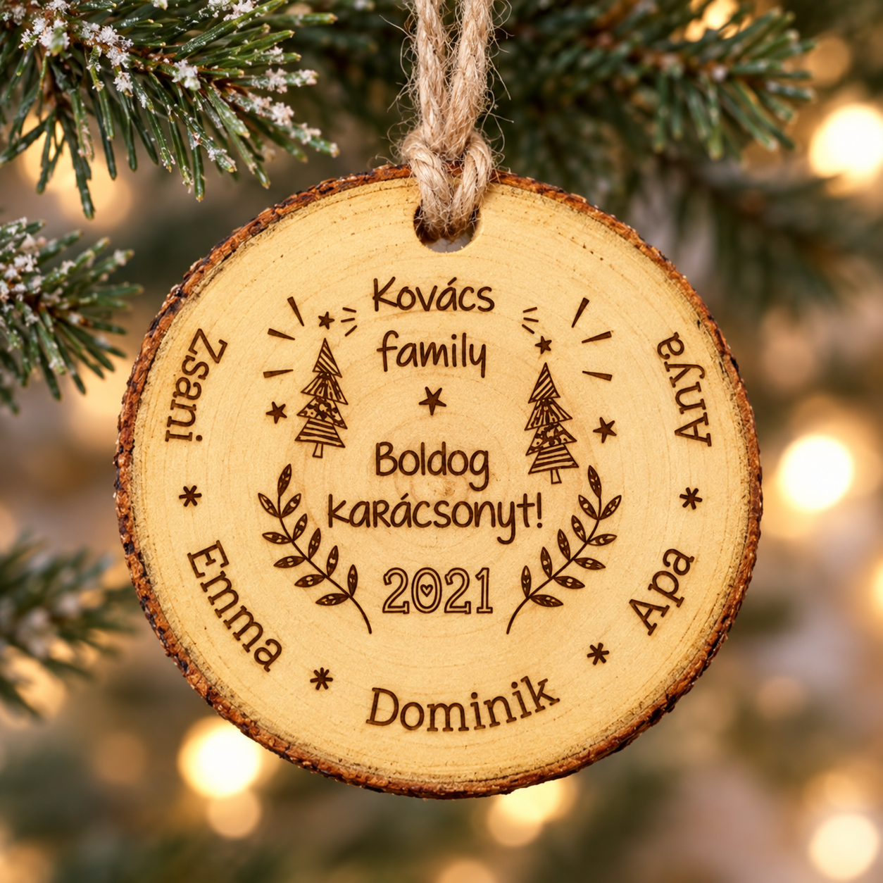 Gravírozott természetes fakorong karácsonyfadísz egyedi nevekkel - family