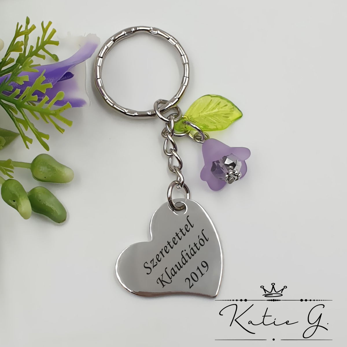 Kulcstartó lila akril virággal egyedi felirattal