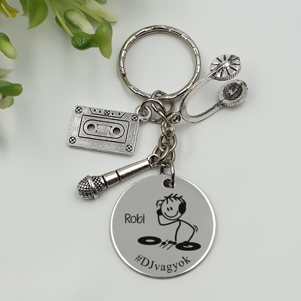 #DJ - kulcstartó grafikával, egyedi névvel, felirattal