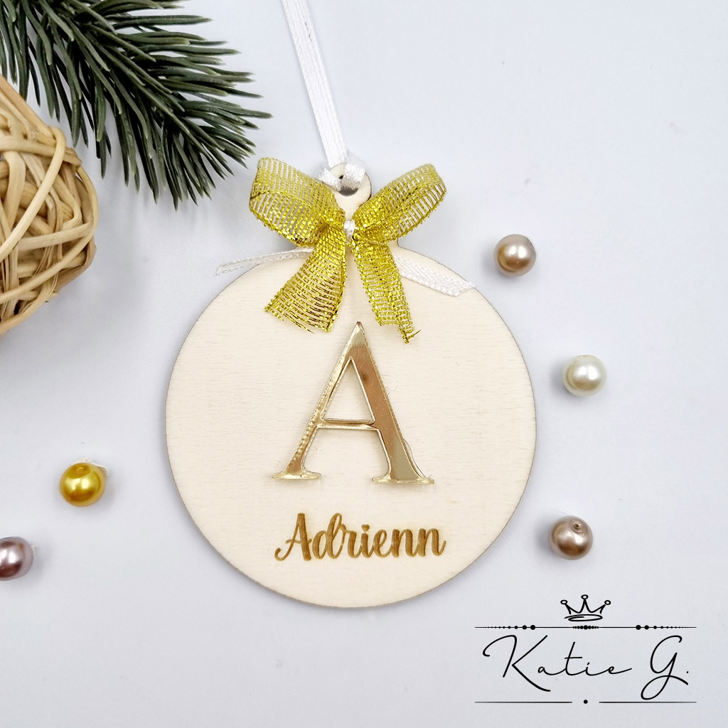 Gravírozott fa karácsonyfadísz egyedi névvel, akrilüveg betűvel - arany tükör
