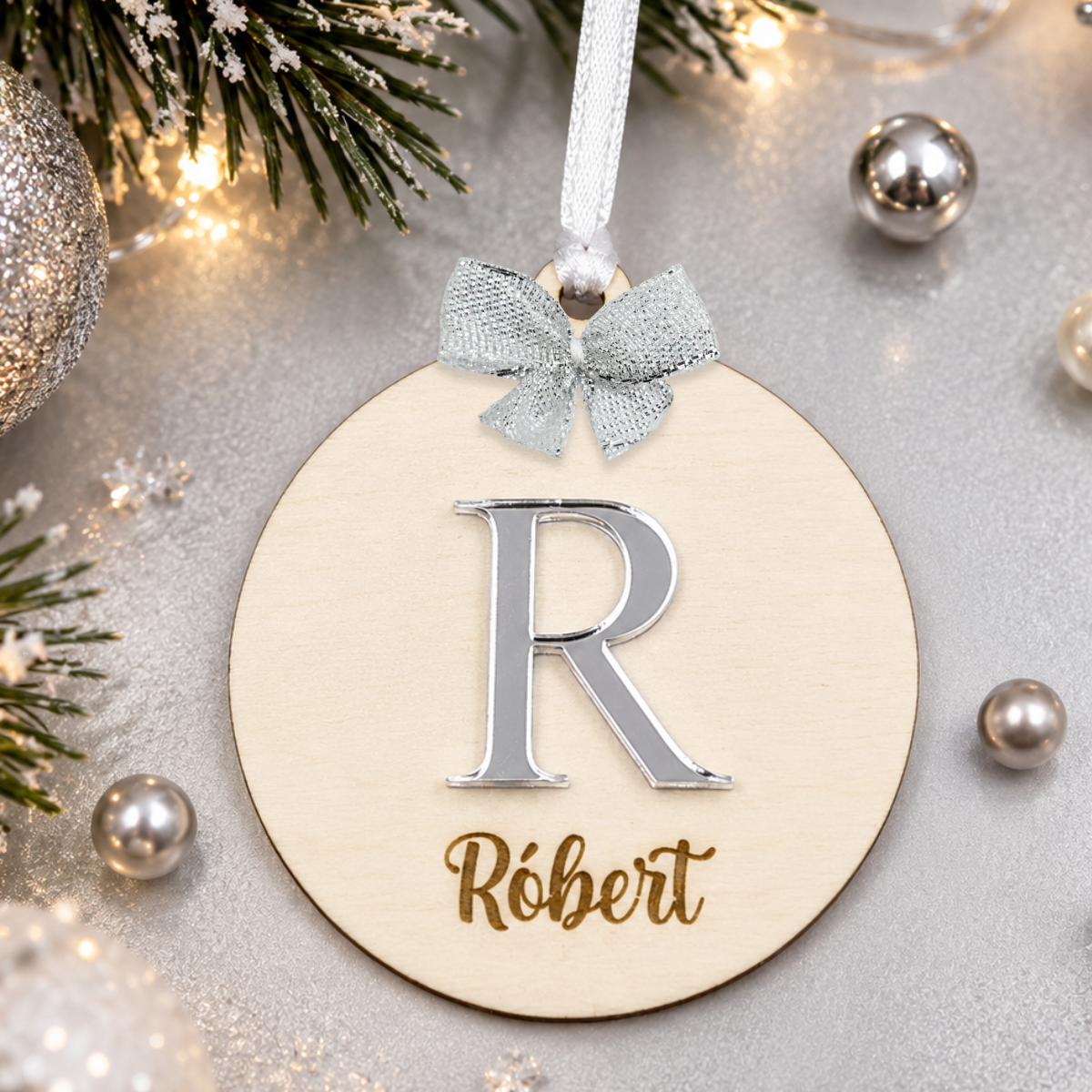 Gravírozott fa karácsonyfadísz egyedi névvel, akrilüveg betűvel - ezüst tükör