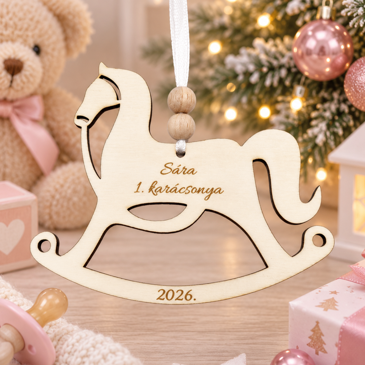 Gravírozott fa karácsonyfadísz egyedi névvel, első karácsonyra (hintaló)