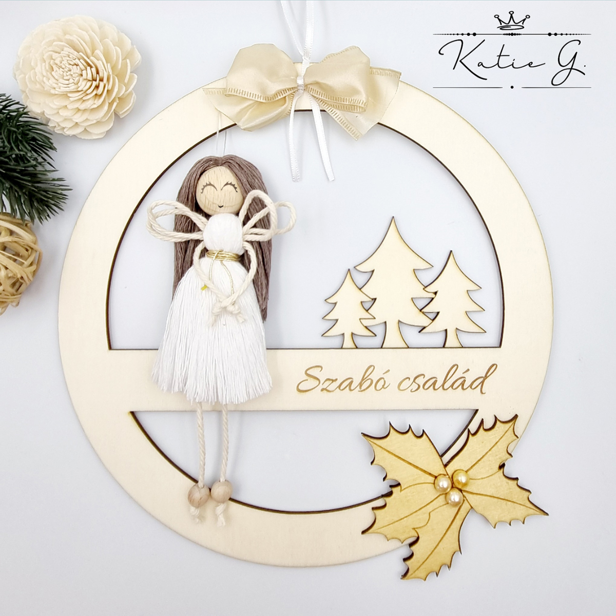 Karácsonyi ajtódísz, falidísz egyedi felirattal - makramé angyalkával (1.)