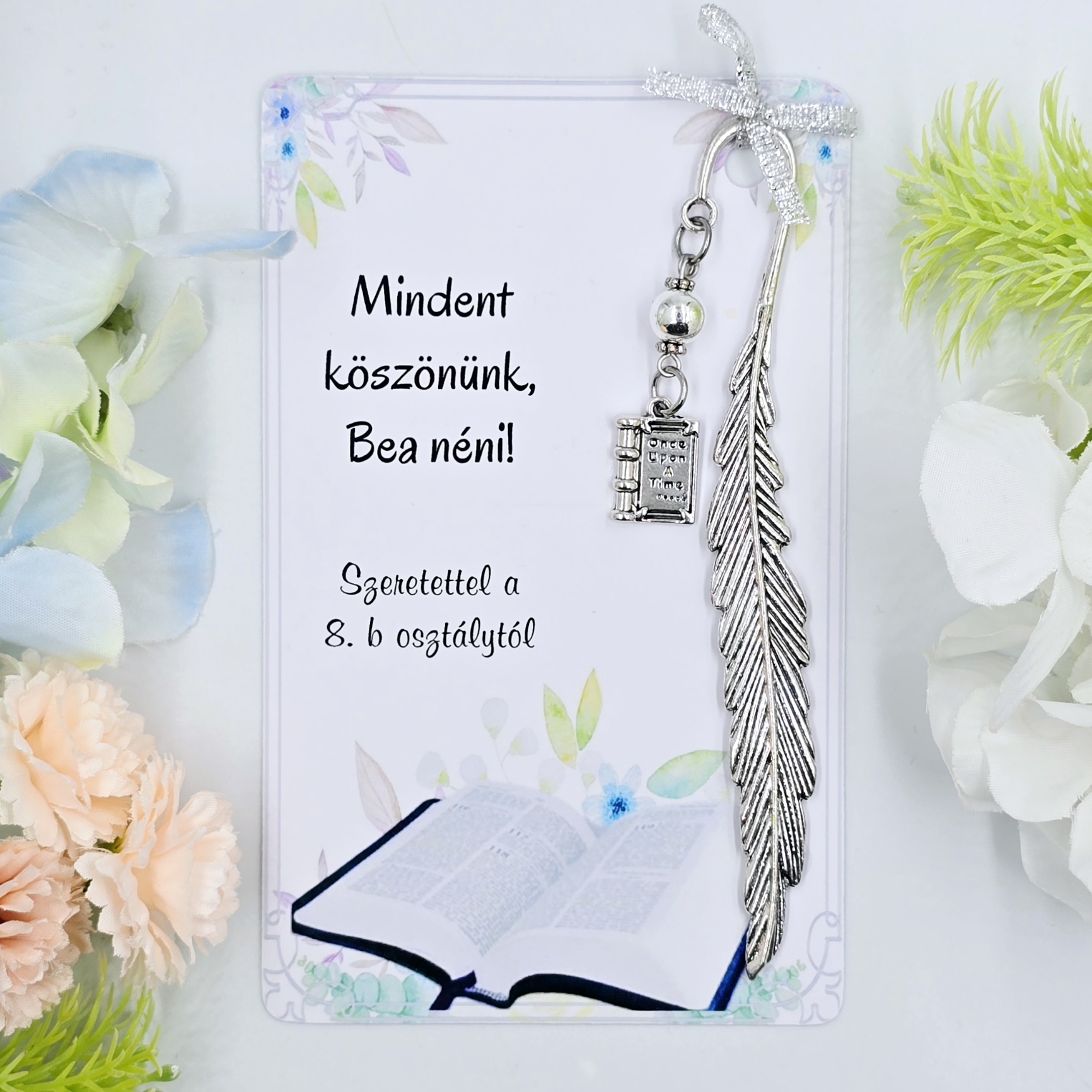 Könyvjelző könyv charmmal, ajándékkártyán magyartanároknak