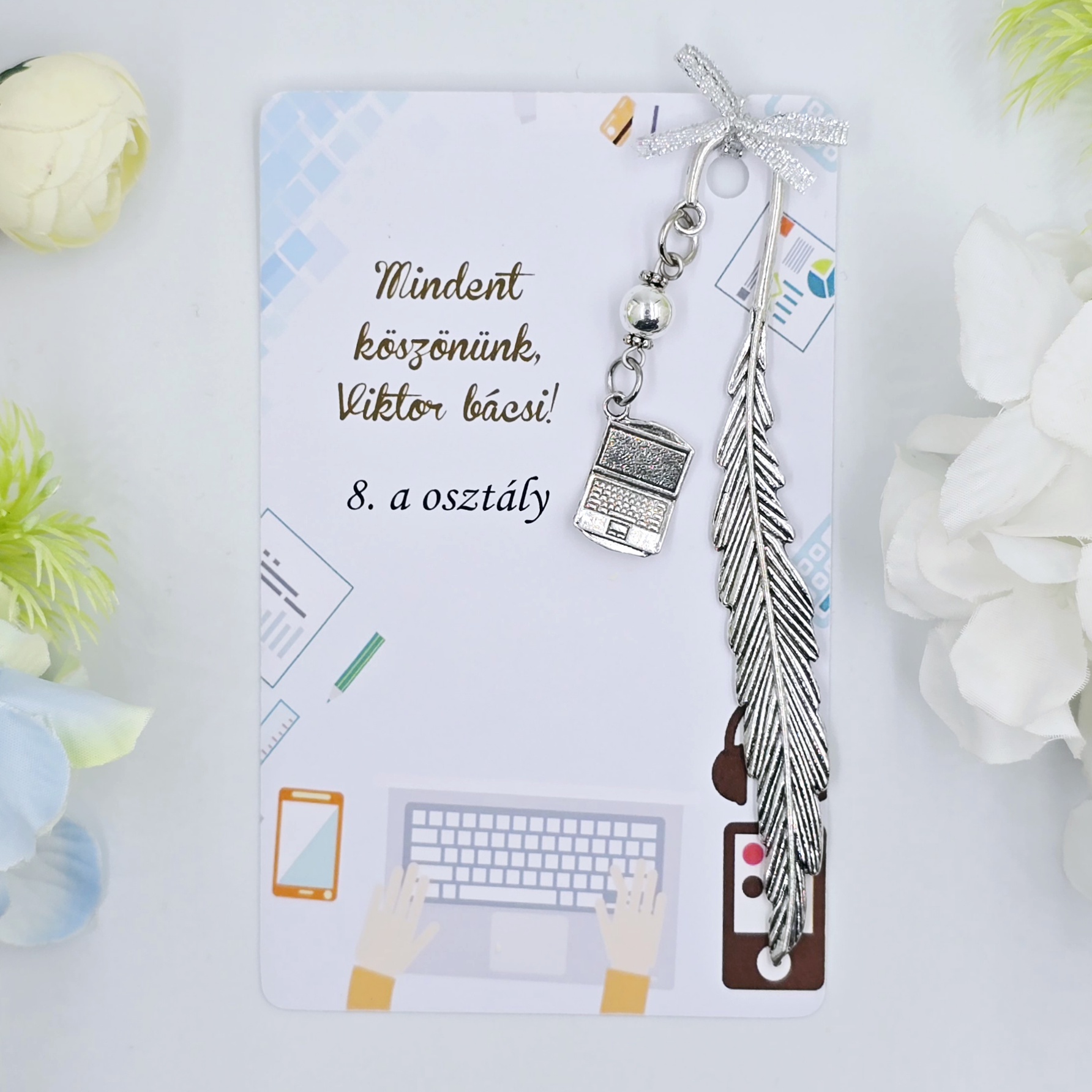 Könyvjelző laptop charmmal, ajándékkártyán informatikatanároknak
