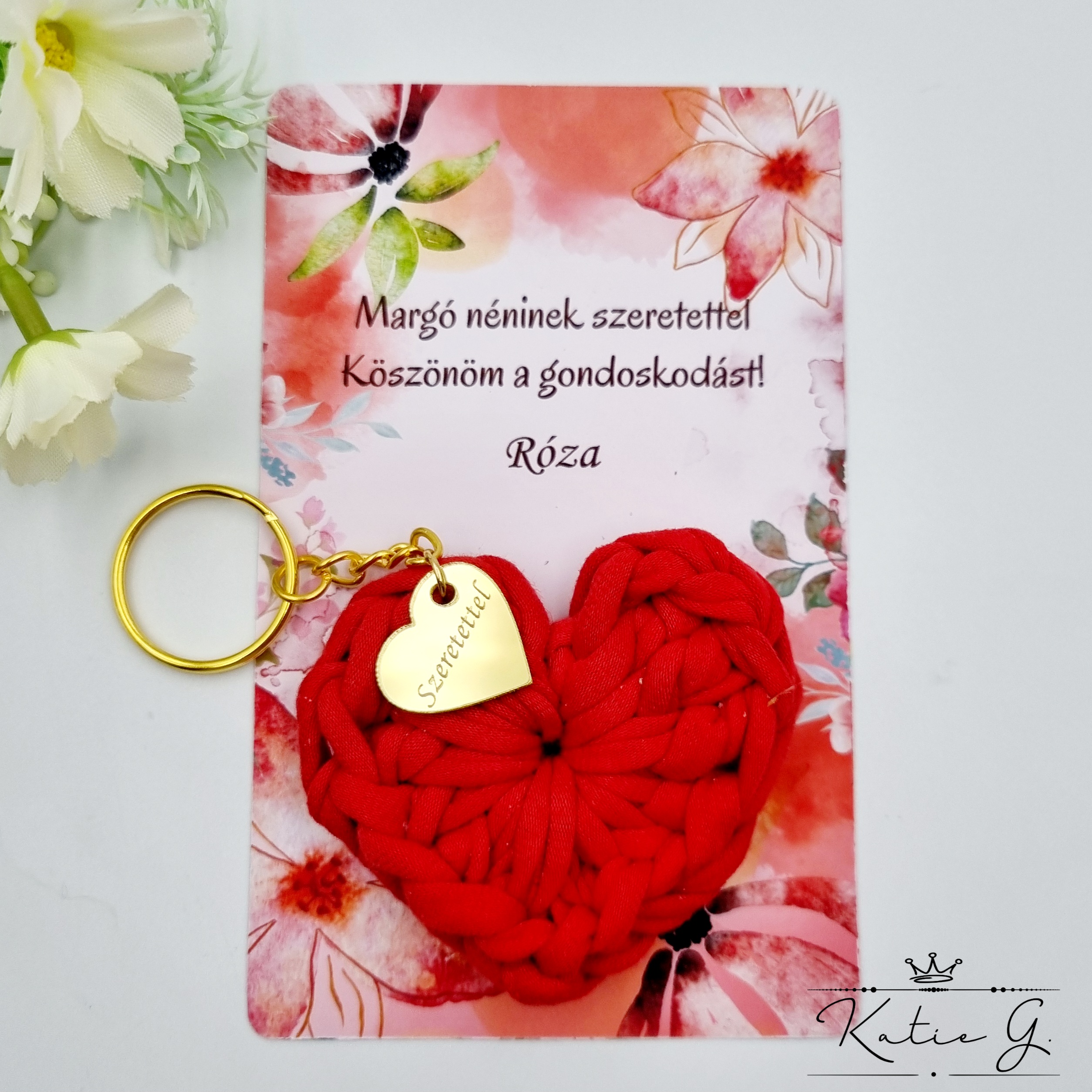Horgolt szív kulcstartó gravírozott medállal, egyedi ajándékkártyán - 11 (több szín szín)
