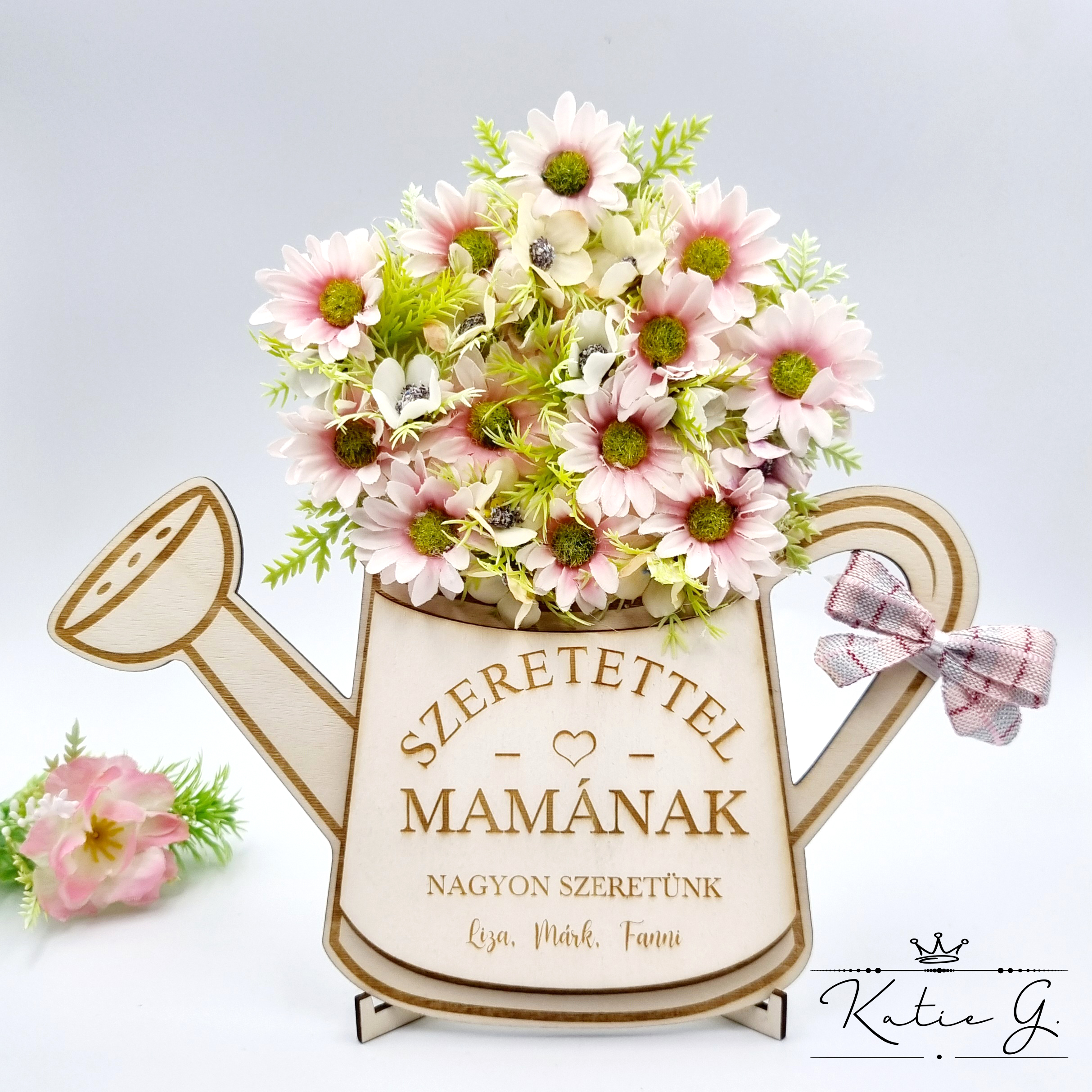 Anyák napi ajándék állványos fa öntözőkanna selyemvirágokkal, egyedi felirattal 