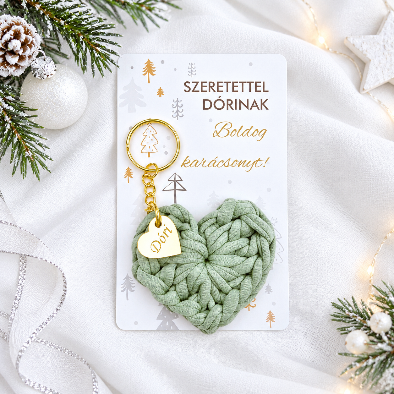 Horgolt szív kulcstartó gravírozott medállal, egyedi karácsonyi ajándékkártyán- 1 (több szín)