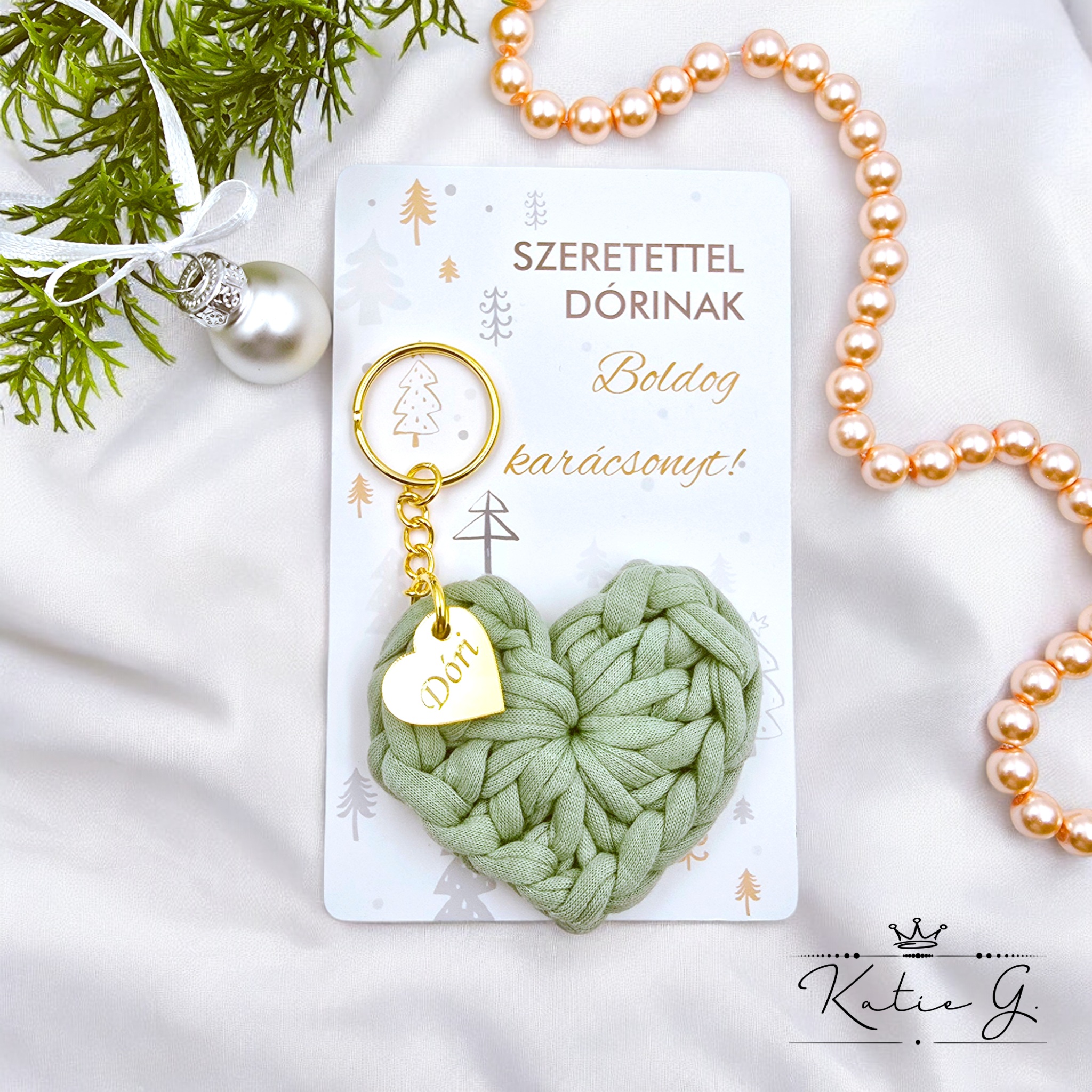 Horgolt szív kulcstartó gravírozott medállal, egyedi karácsonyi ajándékkártyán- 1 (több szín)