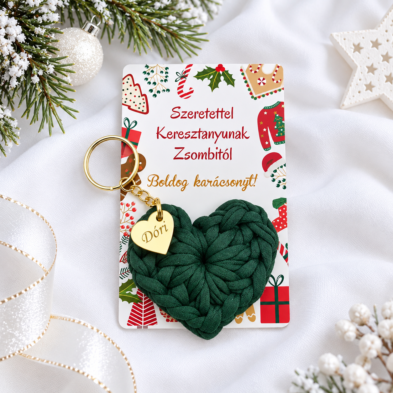 Horgolt szív kulcstartó gravírozott medállal, egyedi karácsonyi ajándékkártyán- 10 (több szín)