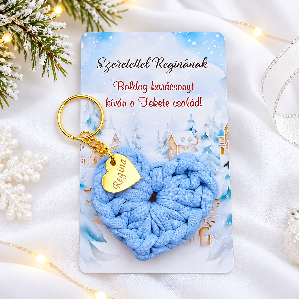 Horgolt szív kulcstartó gravírozott medállal, egyedi karácsonyi ajándékkártyán- 16 (több szín)