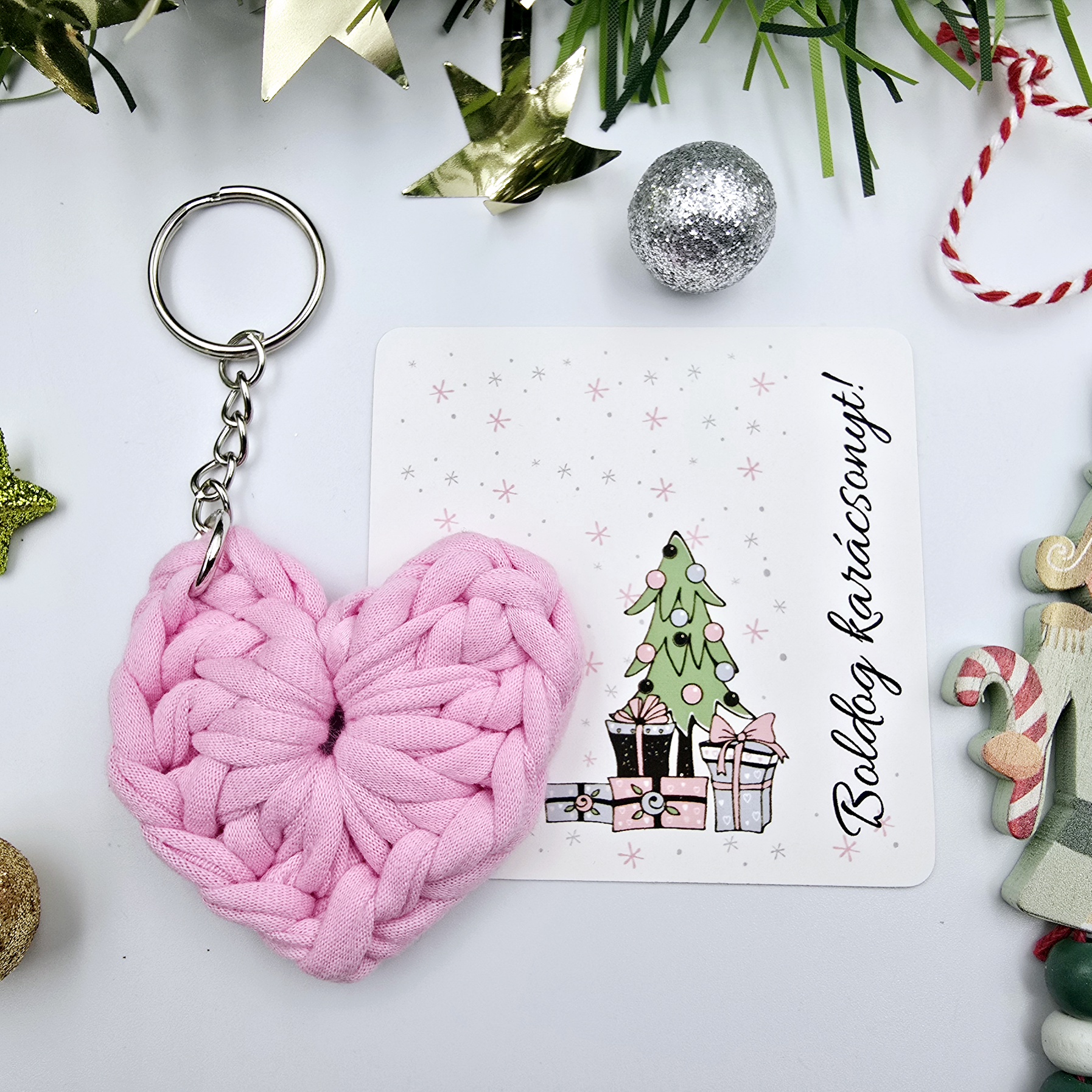 Rózsaszín horgolt szív kulcstartó ajándékkártyával