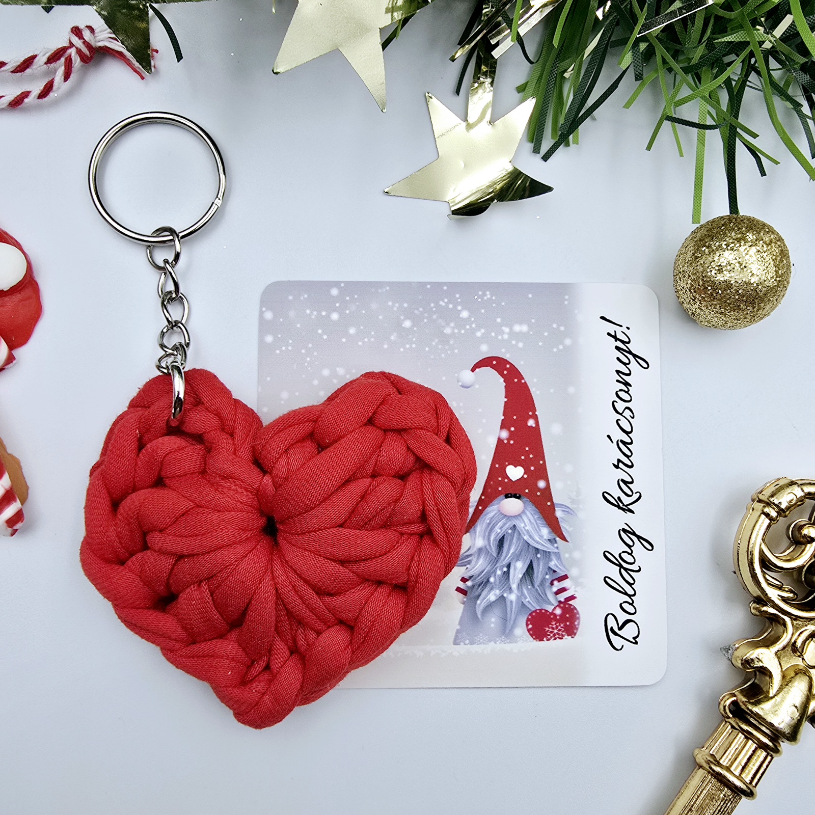 Piros színű horgolt szív kulcstartó ajándékkártyával