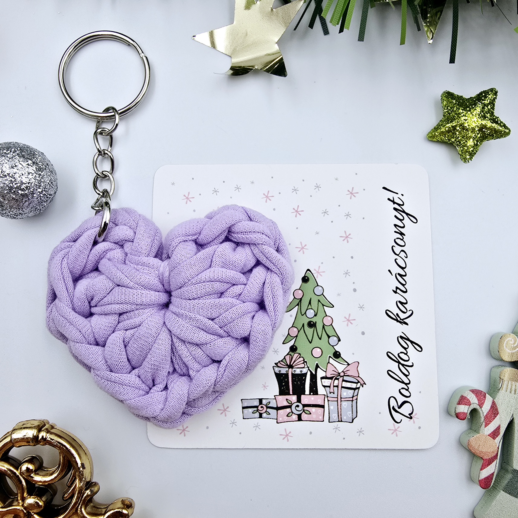Lila színű horgolt szív kulcstartó ajándékkártyával