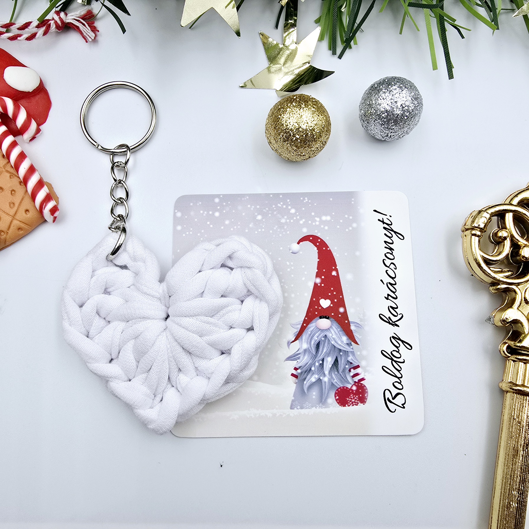 Fehér színű horgolt szív kulcstartó ajándékkártyával