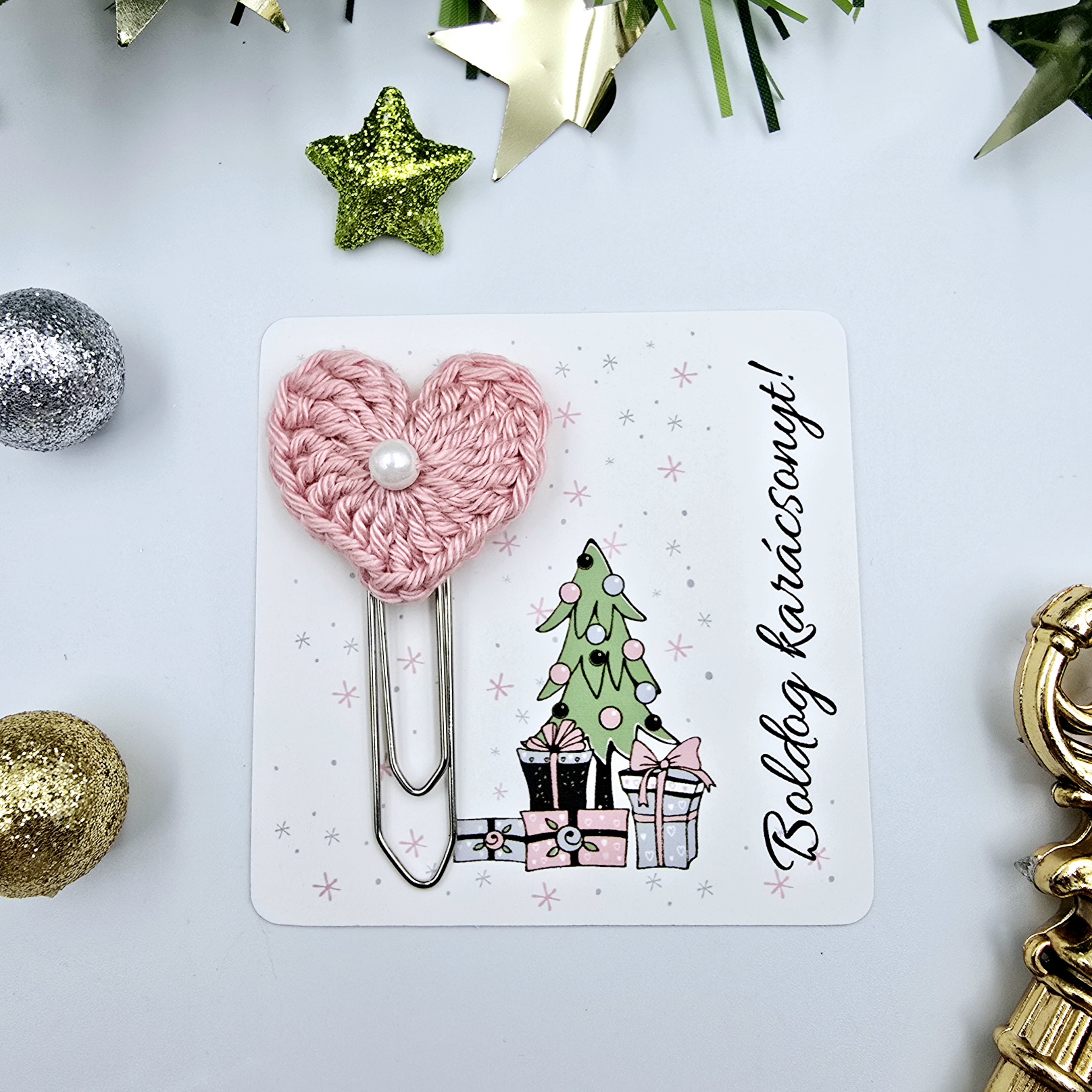 Rózsaszín horgolt szivecskés könyvjelző óriás gémkapoccsal, ajándékkártyán