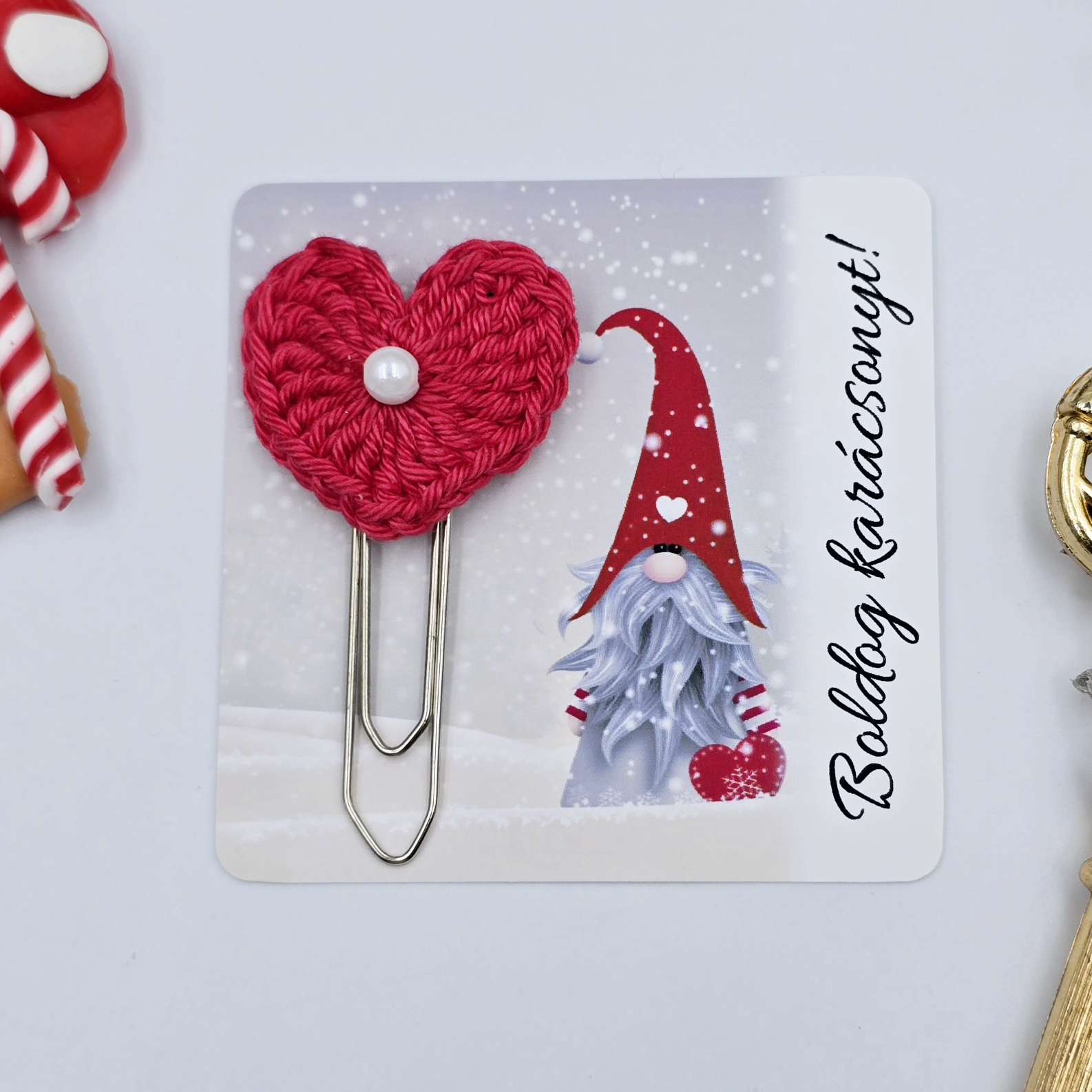 Almapiros horgolt szivecskés könyvjelző óriás gémkapoccsal, ajándékkártyán