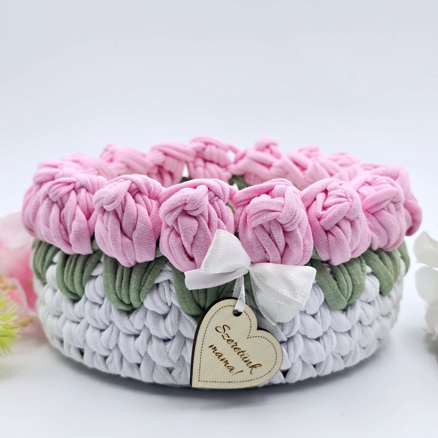 Horgolt tulipános tárolókosár egyedi felirattal (rózsaszín)