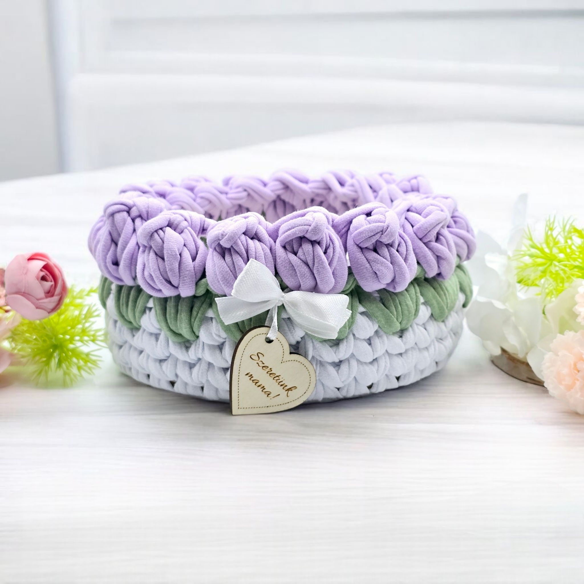 Horgolt tulipános tárolókosár egyedi felirattal (lila)