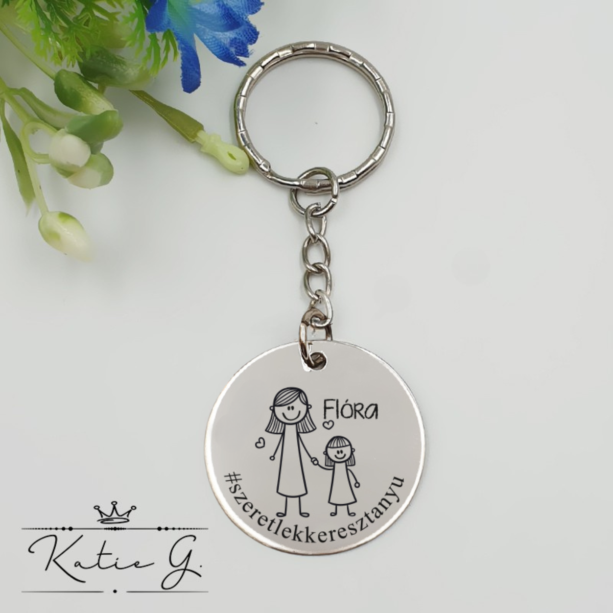 #keresztanyu - kulcstartó grafikával, egyedi névvel, felirattal