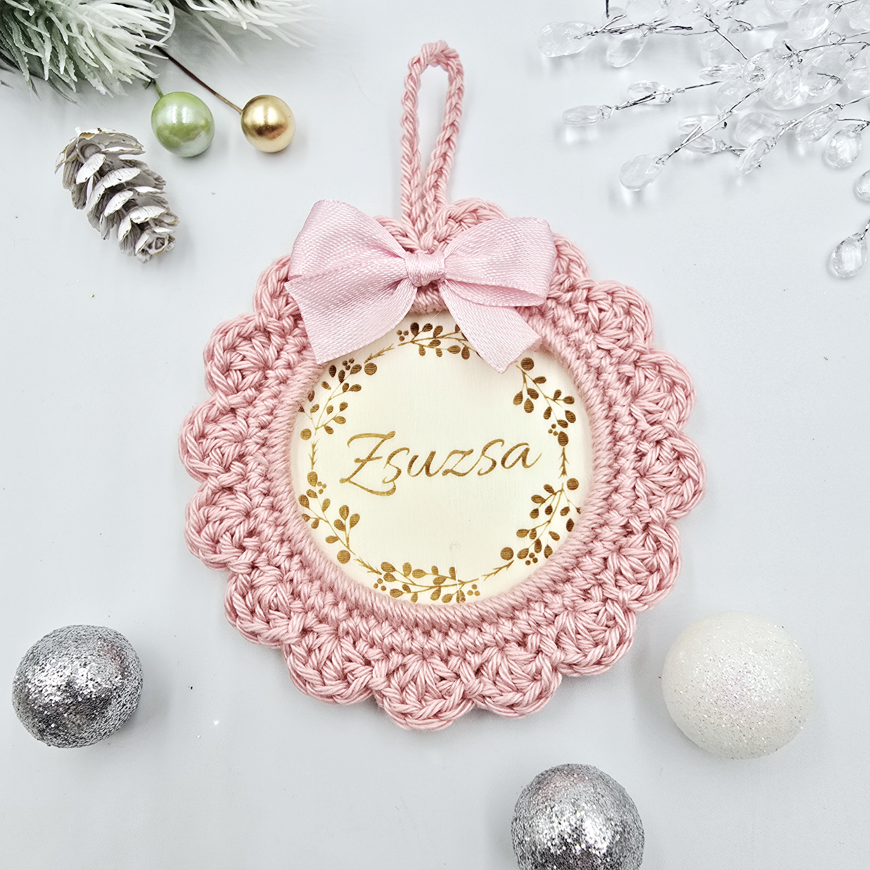 Rózsaszín horgolt karácsonyfadísz gravírozott névvel
