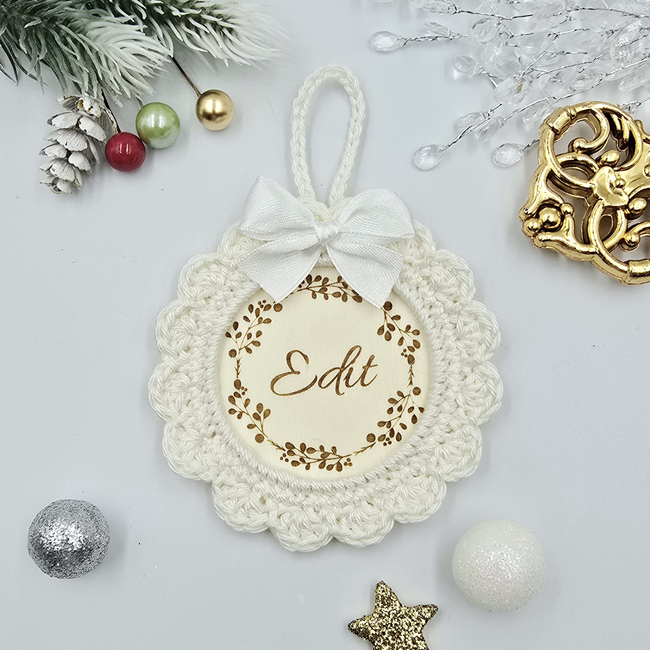 Törtfehér horgolt karácsonyfadísz gravírozott névvel
