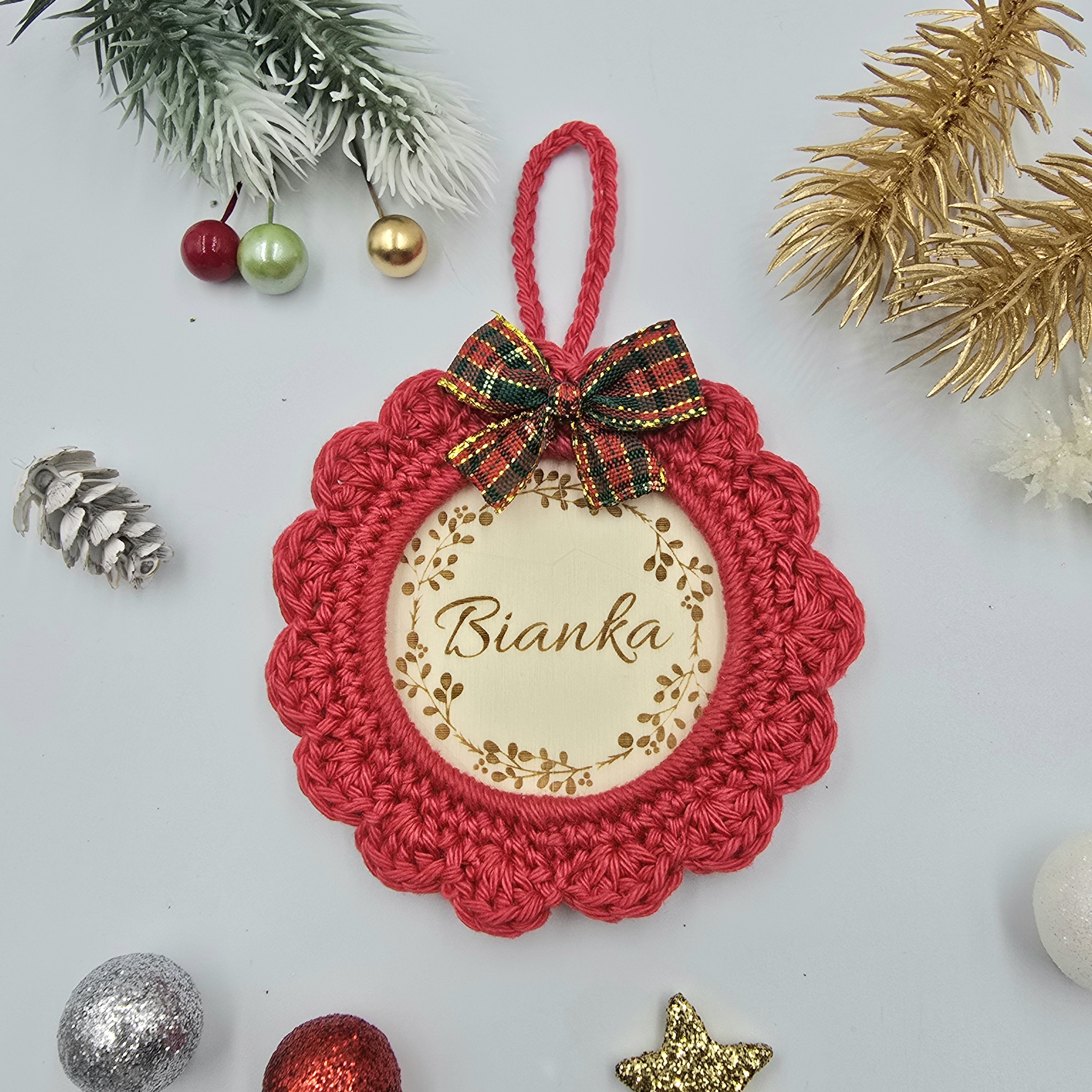 Almapiros horgolt karácsonyfadísz gravírozott névvel
