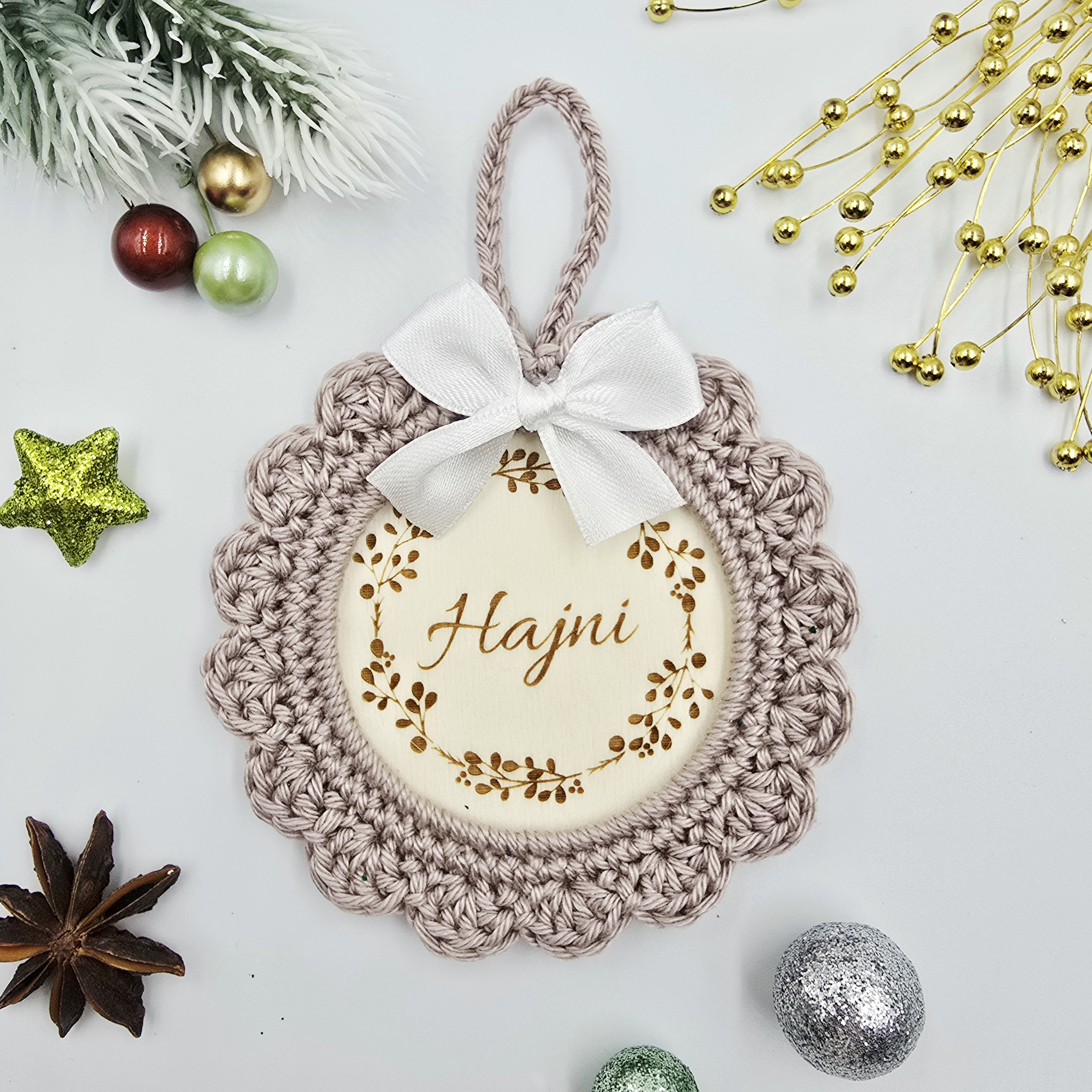 Bézs horgolt karácsonyfadísz gravírozott névvel