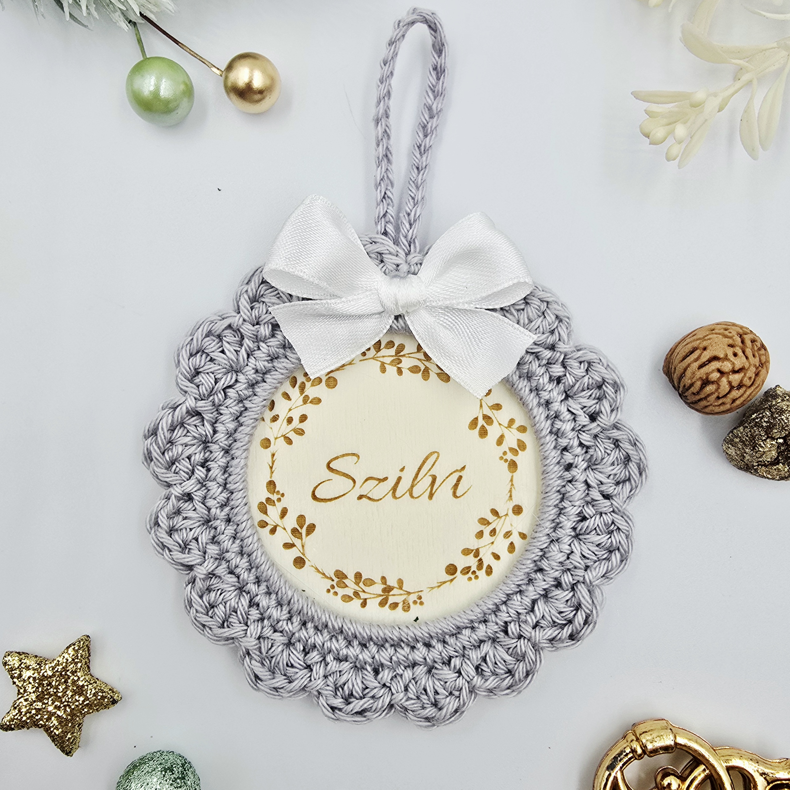 Szürke horgolt karácsonyfadísz gravírozott névvel