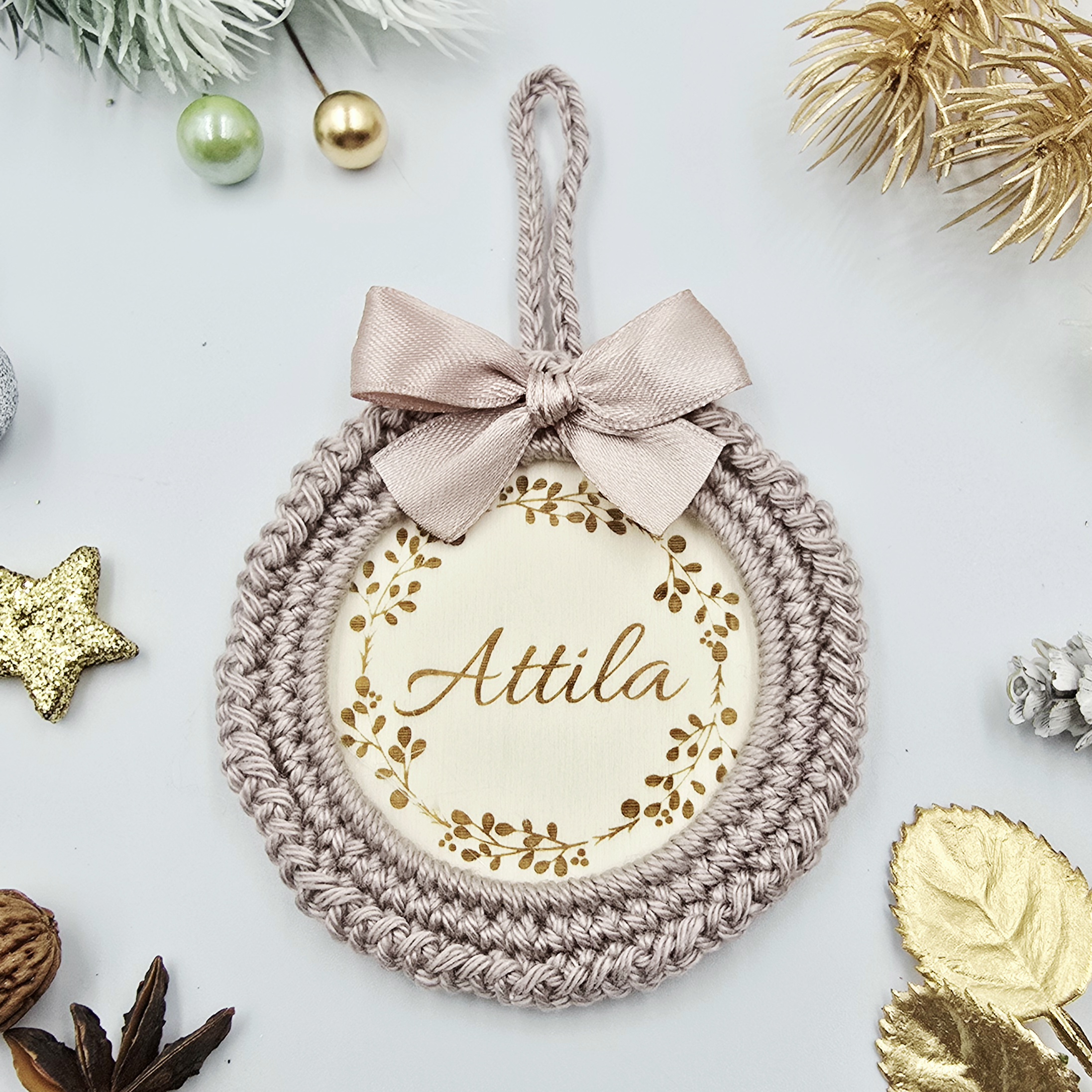 Bézs horgolt karácsonyfadísz gravírozott névvel, egyszerű szegéllyel