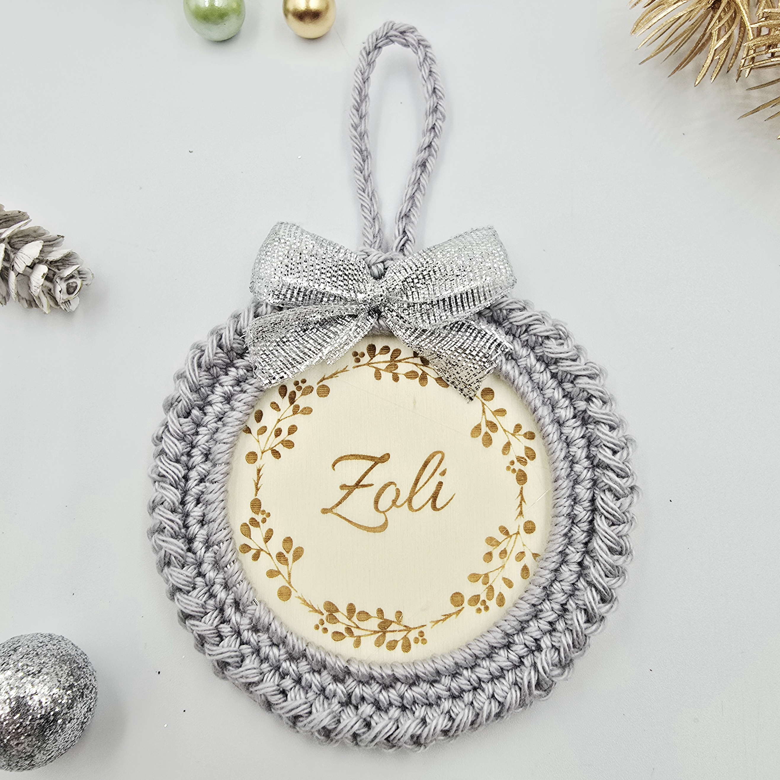 Szürke horgolt karácsonyfadísz gravírozott névvel, egyszerű szegéllyel