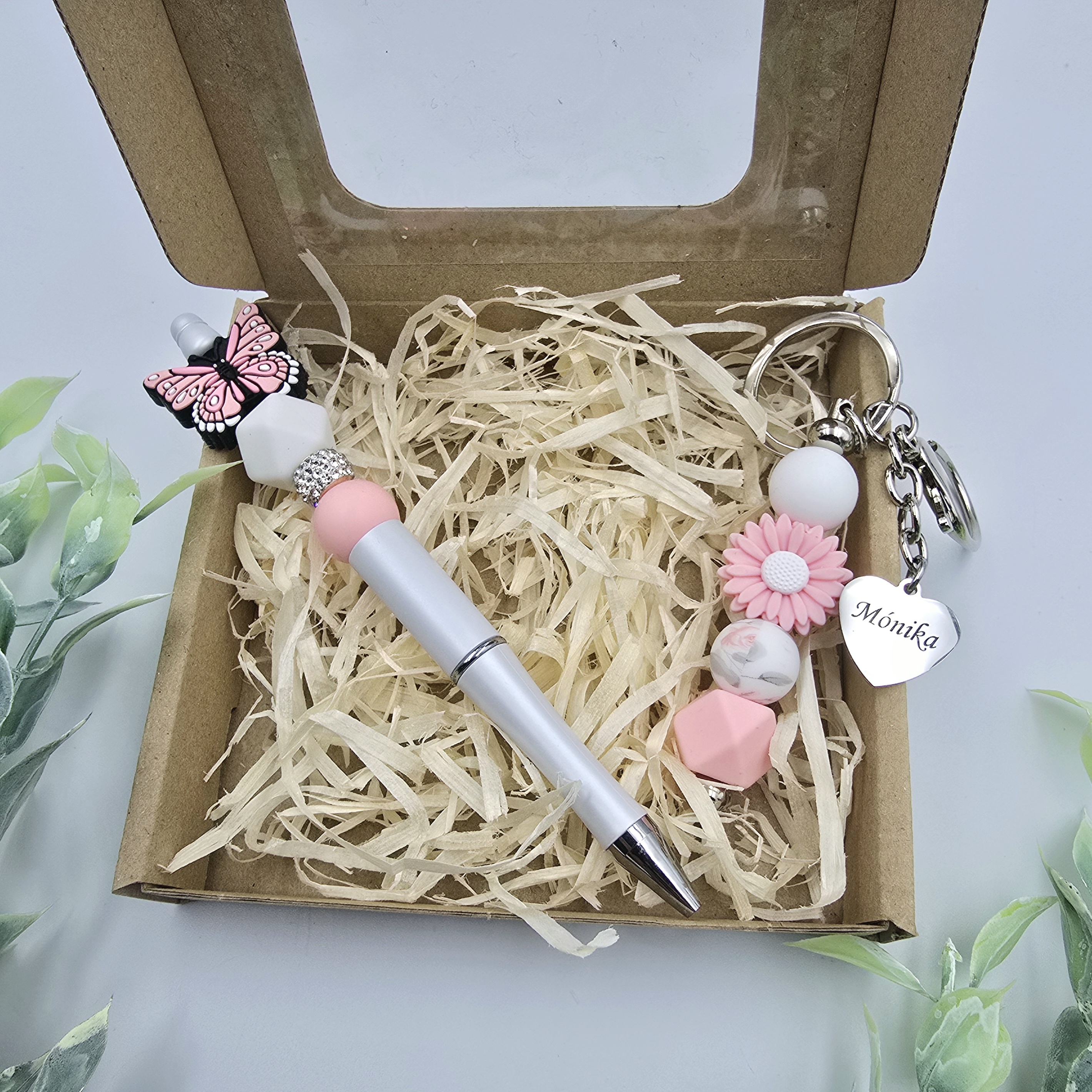 Ajándékdoboz gravírozott kulcstartóval és tollal