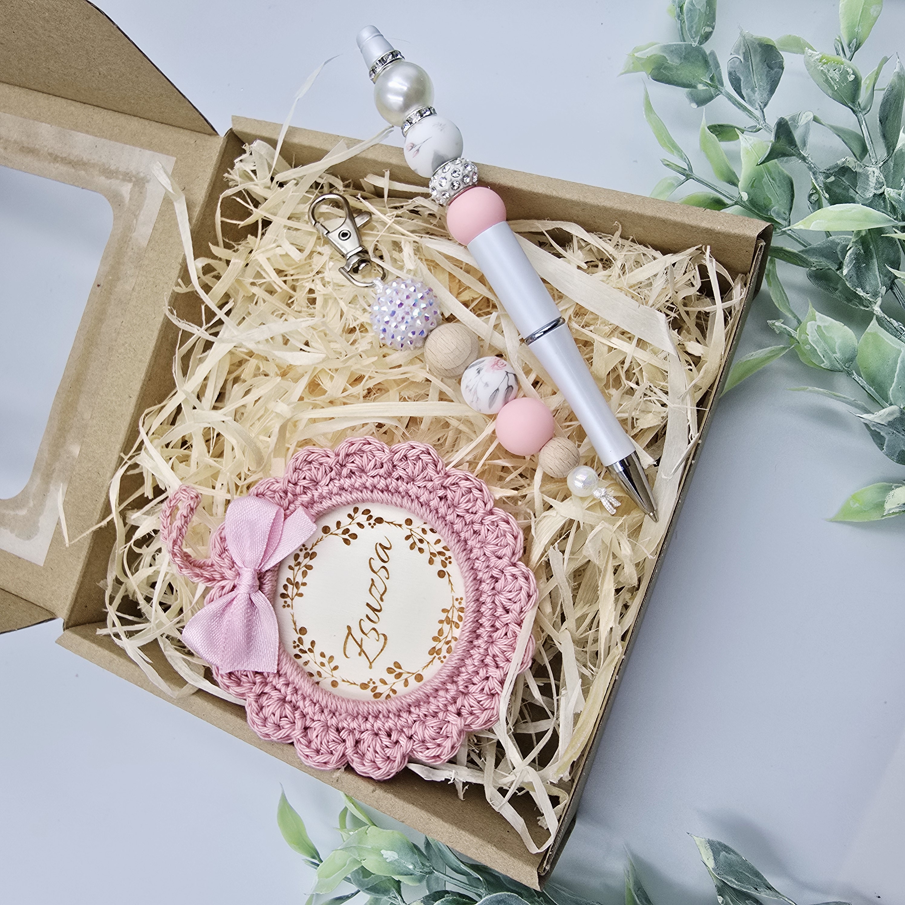 Karácsonyi ajándékdoboz horgolt dísszel, kulcstartóval és tollal