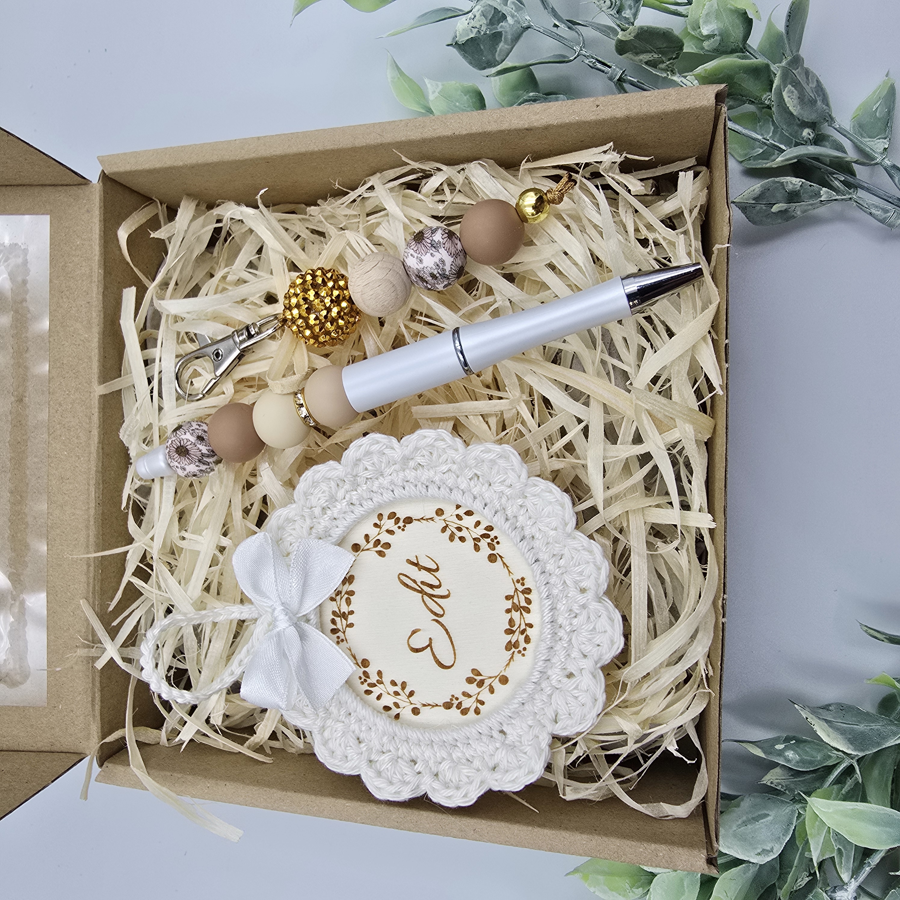 Ajándékdoboz egyedi neves horgolt karácsonyfadísszel, kulcstartóval és tollal