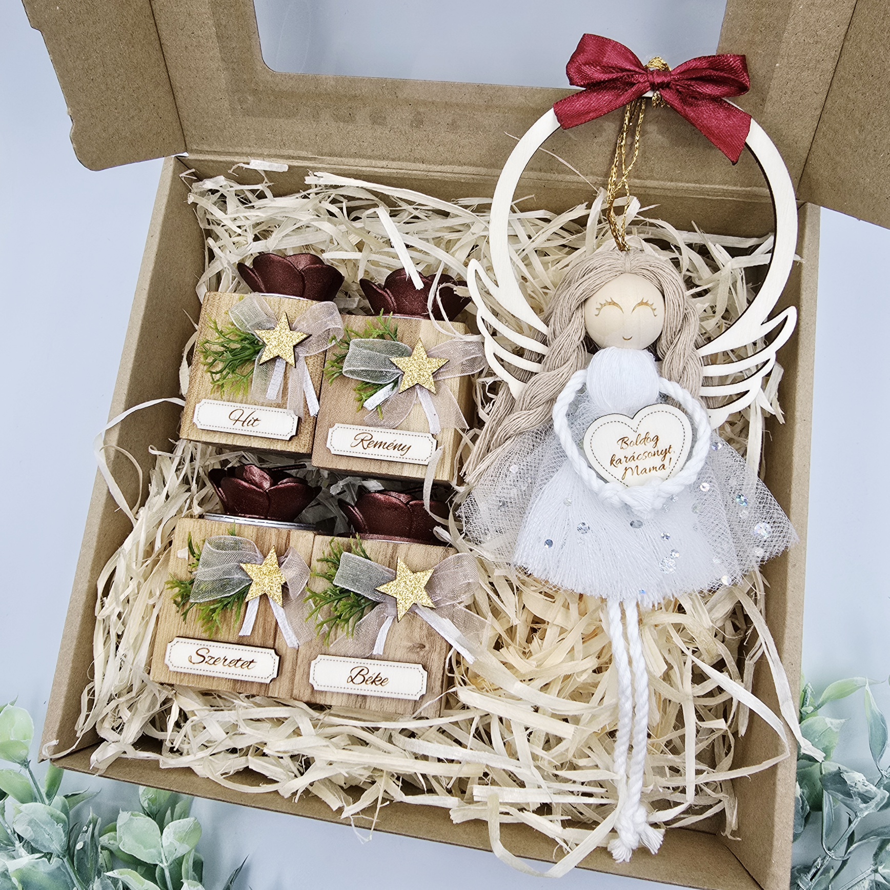 Ajándékdoboz makramé angyalkával és karácsonyi gyertyatartó szettel