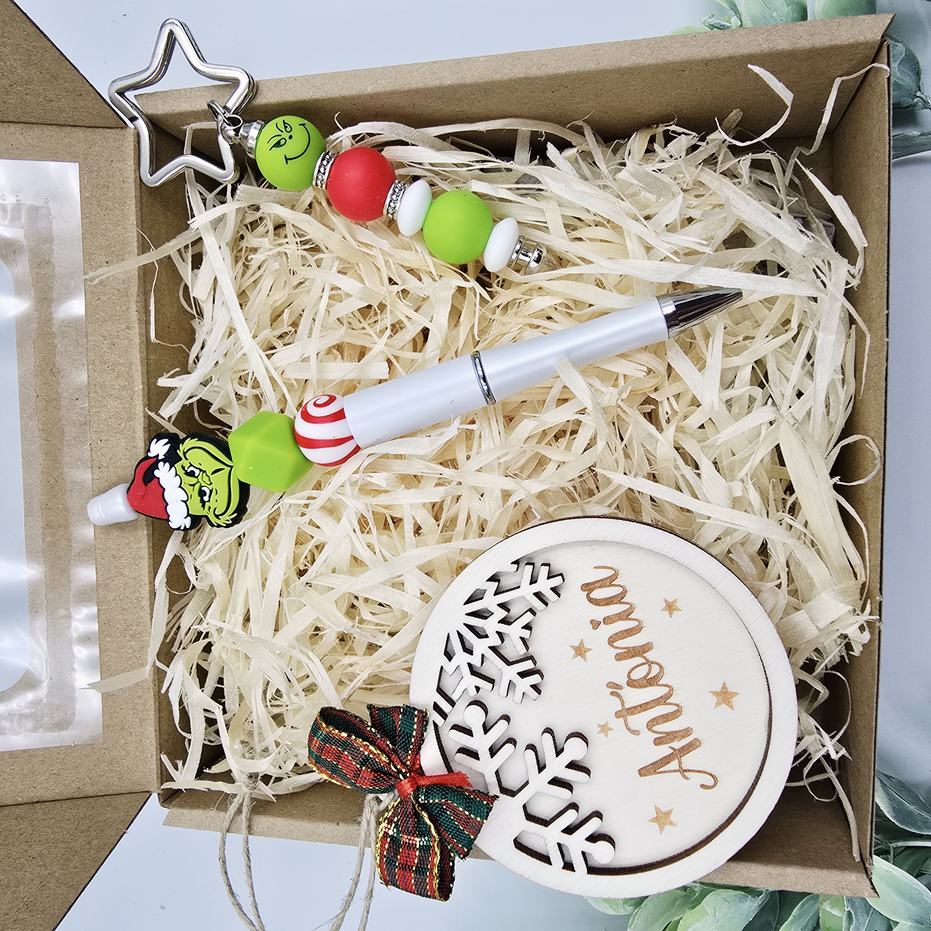 Grinch karácsonyi ajándékdoboz egyedi névvel gravírozott karácsonyfadísszel