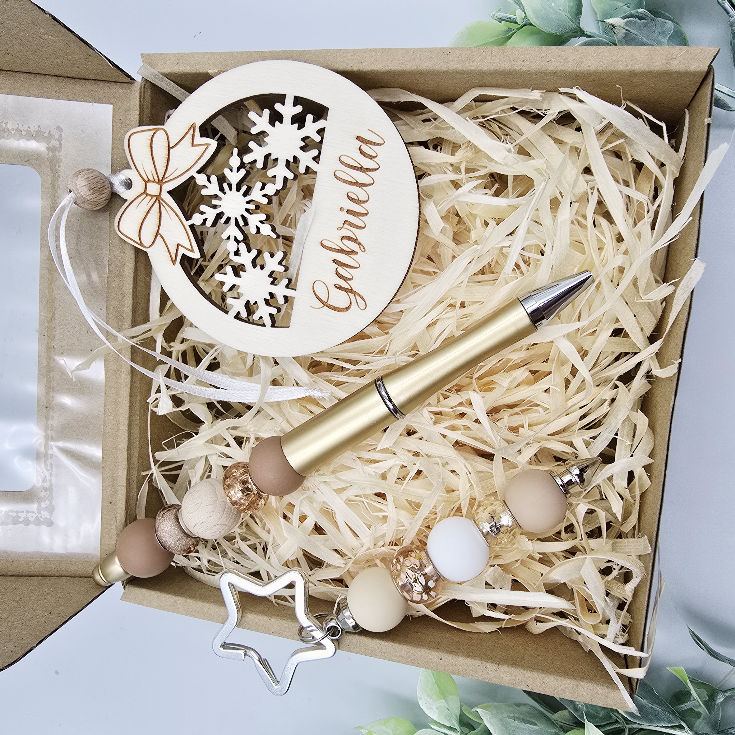 Karácsonyi ajándékdoboz gravírozott díszszel, kulcstartóval és tollal