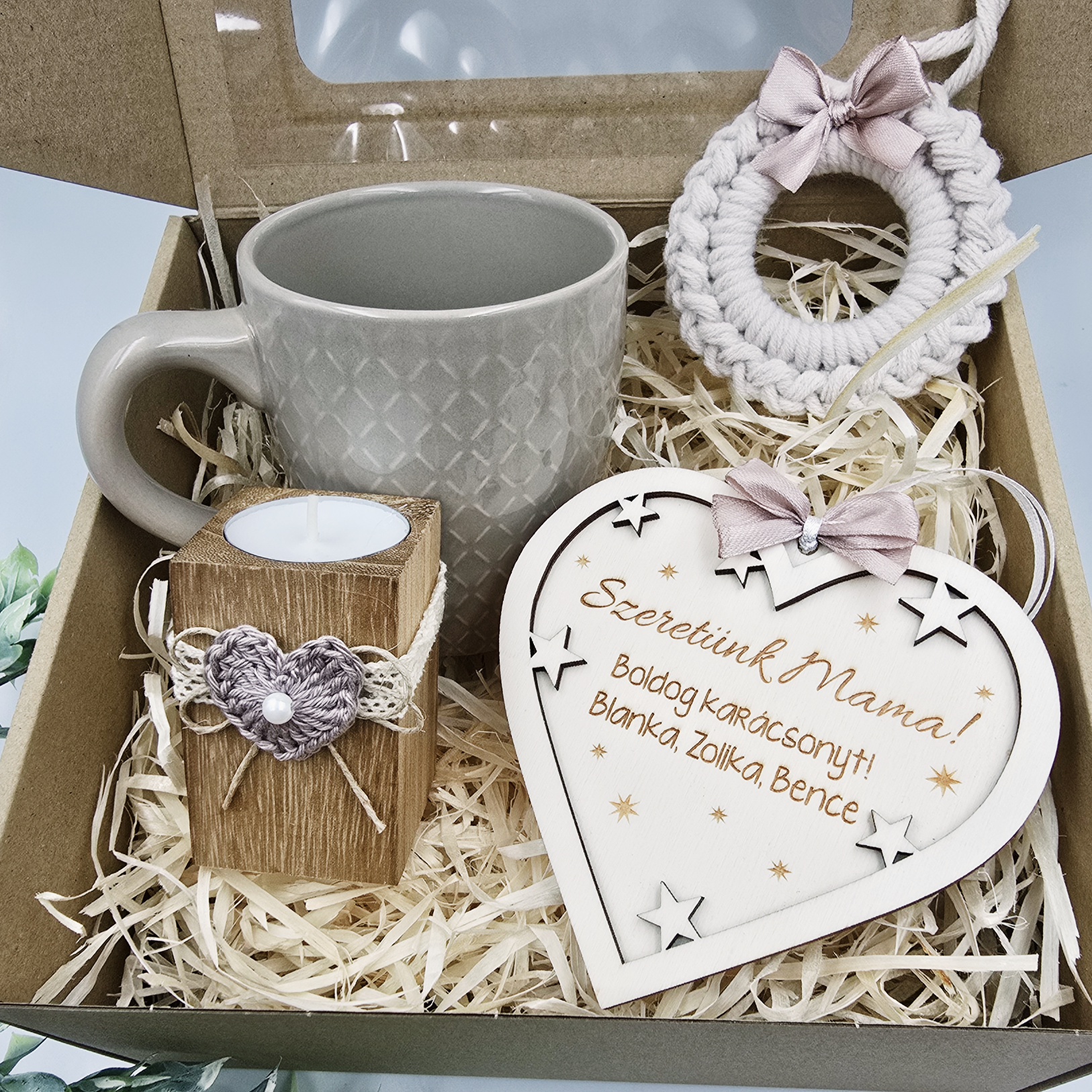 Karácsonyi ajándékdoboz bögrével, mécsessel és gravírozott dísszel